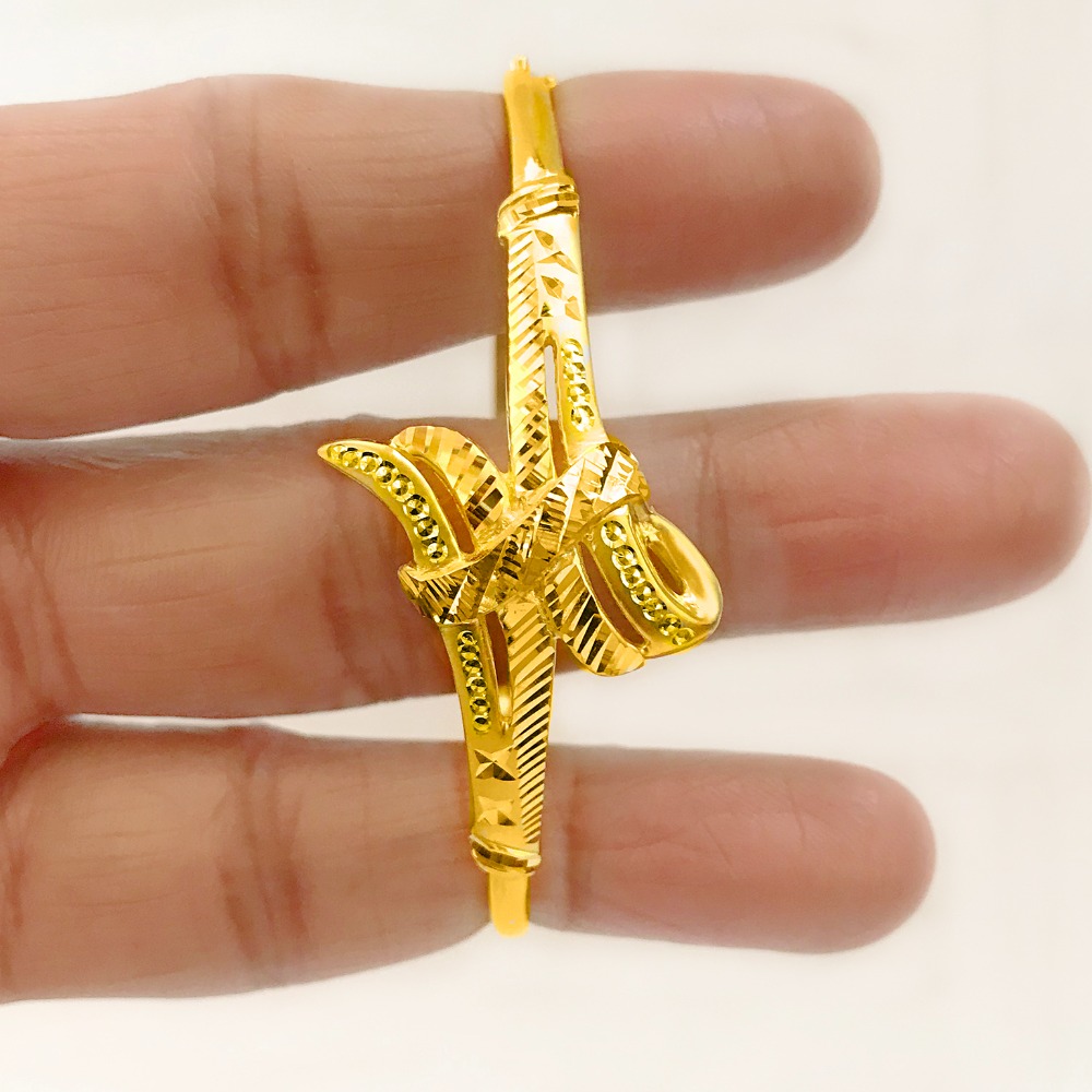 18 Kt Stamped Yellow Gold Designer Openable Women's Bangle Bracelet