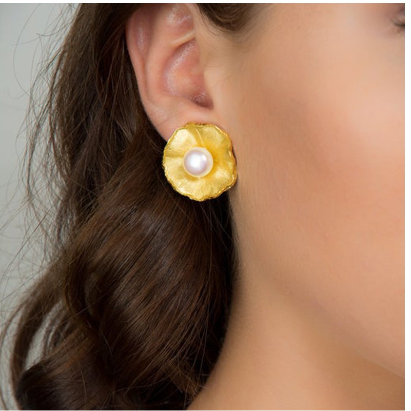 18 Kt Hallmark Solid Yellow Gold Extravagant Flower Pearl Women'S Stud Earrings