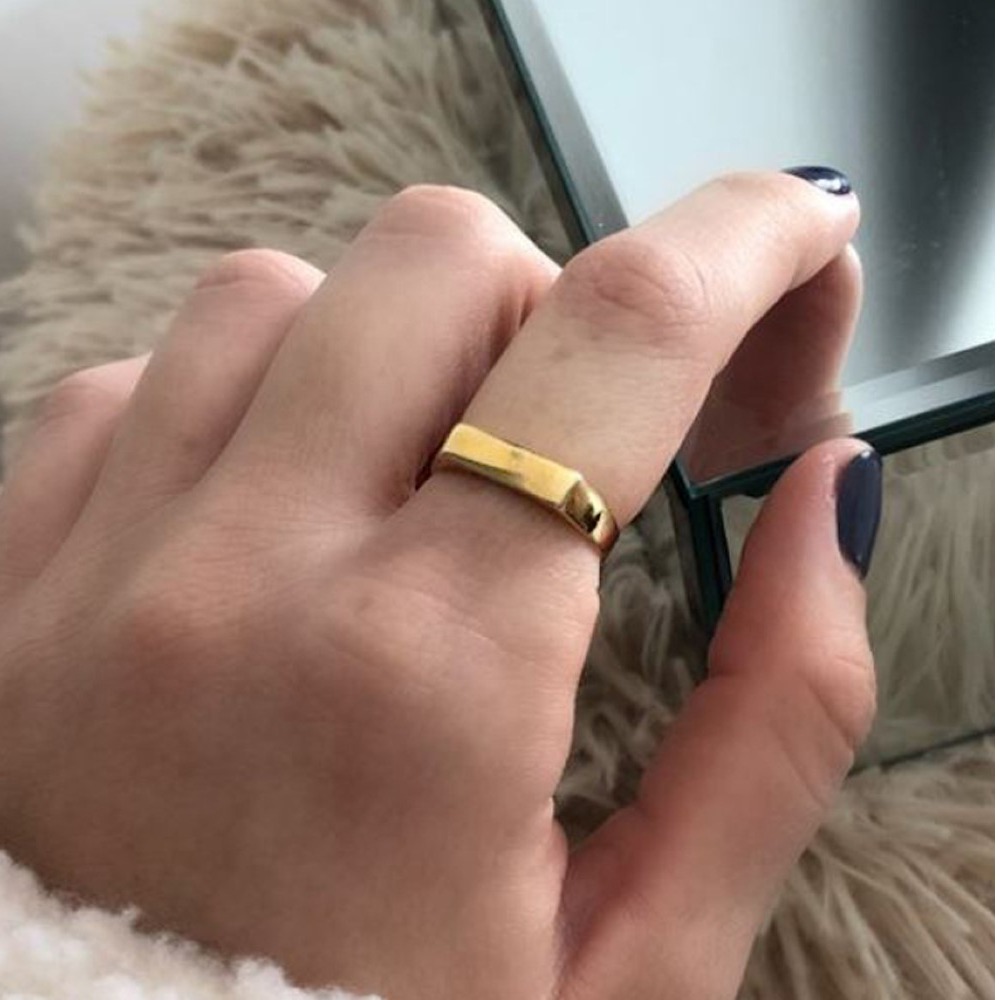 22 Kt Hallmark  Solid Yellow Gold Dainty Signet Band Ring Size 5-10