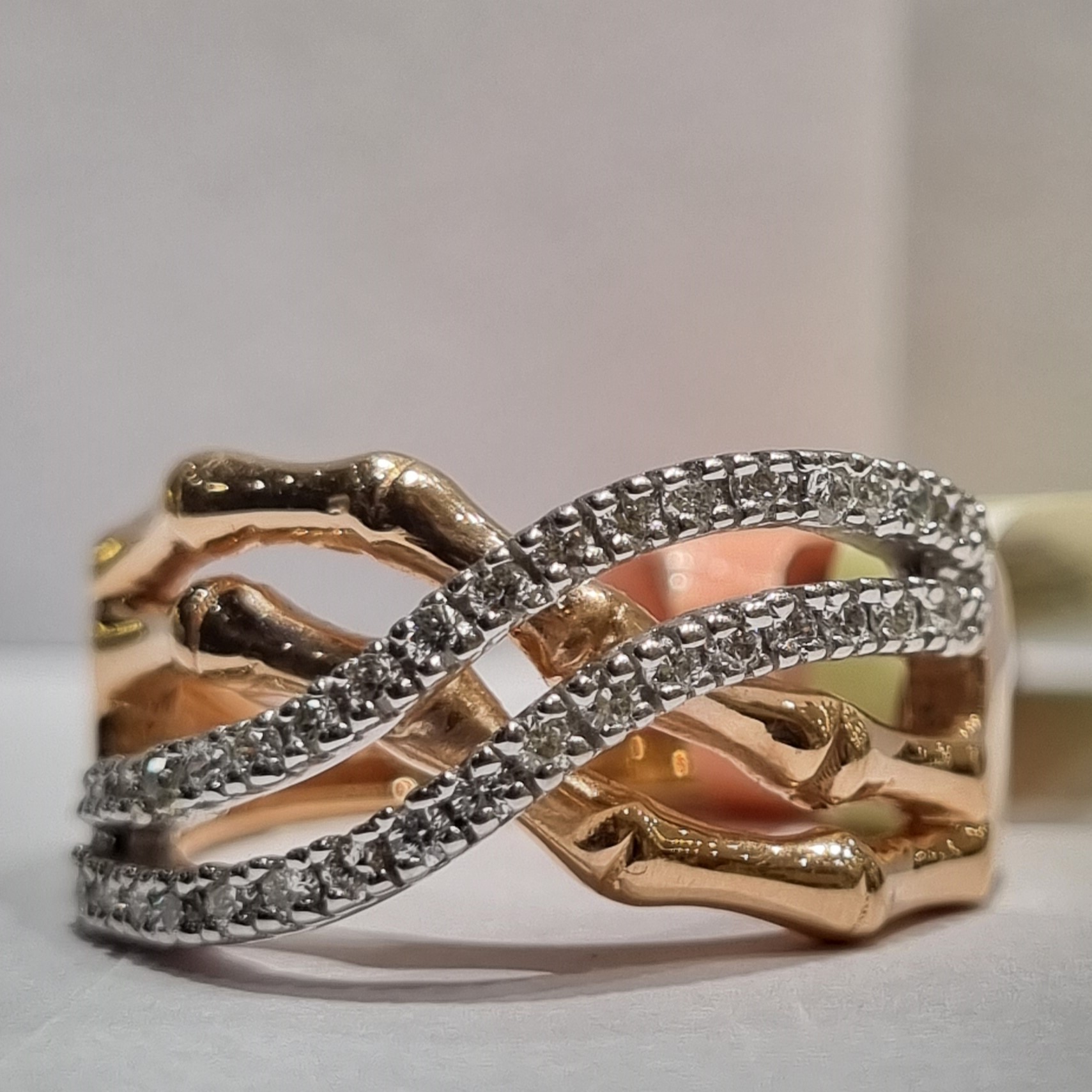 wood log effect with overlapping band ring