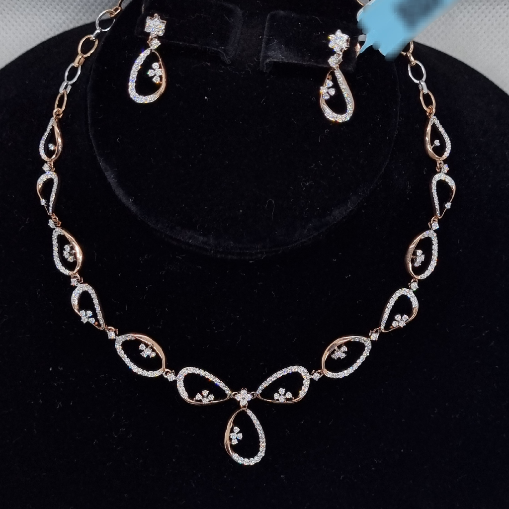 Twisted motif necklace