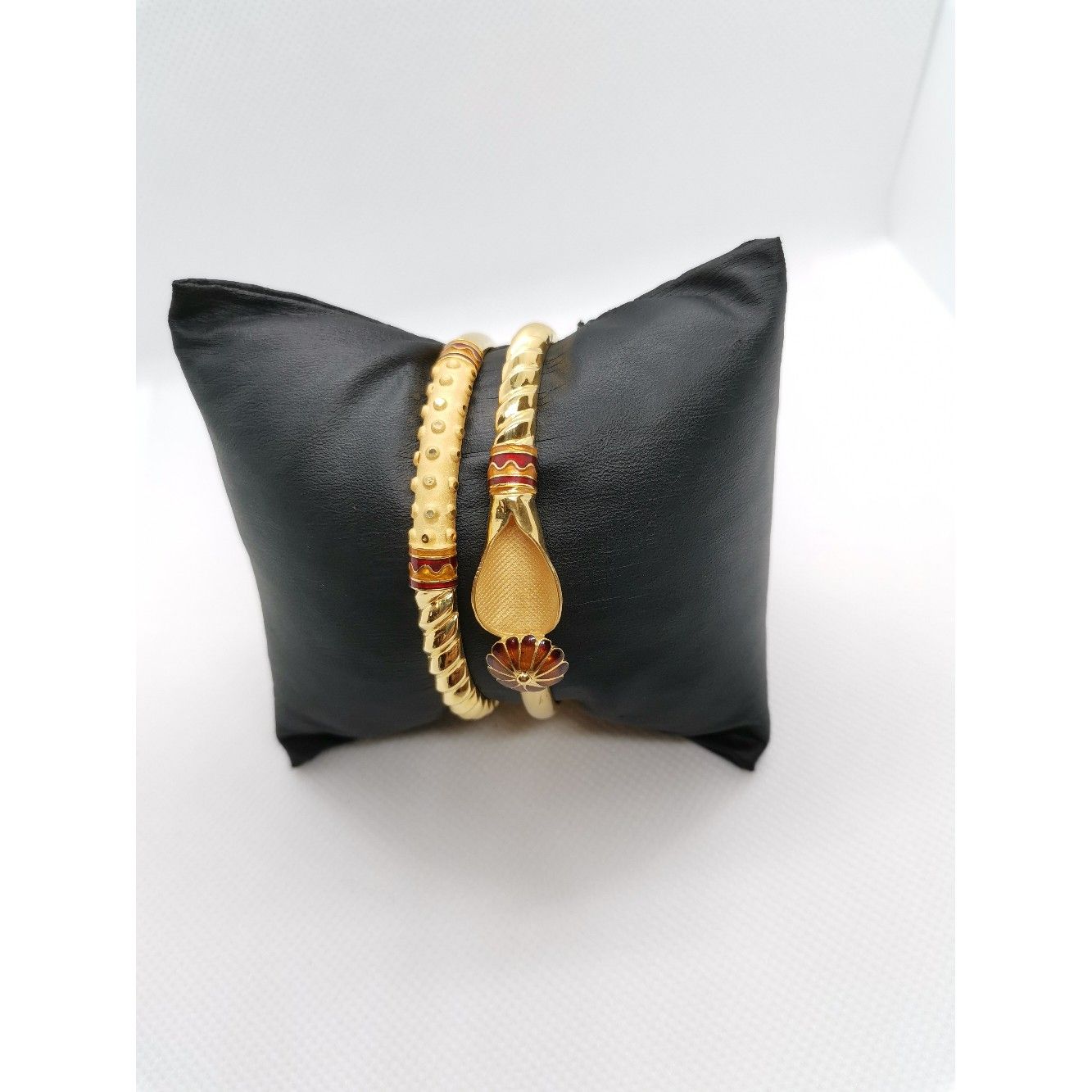 Twisted design bangle
