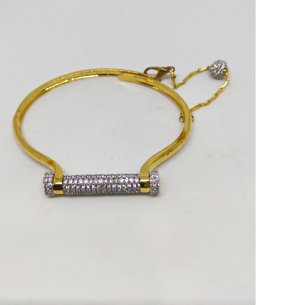 22K hathkadi (handcuffs) style ladies bracelet