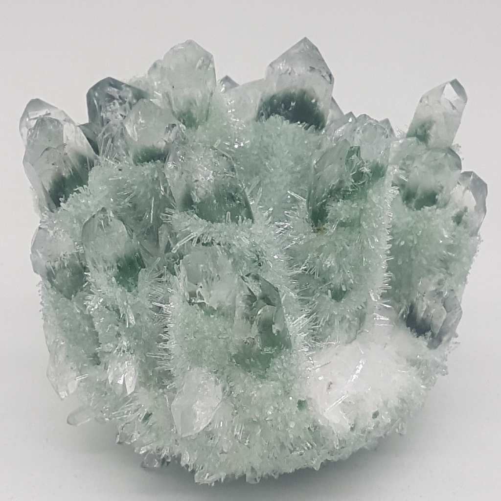 2900ct mixed green quartz