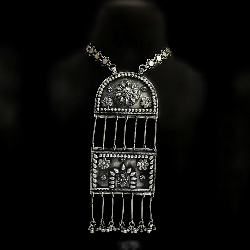 Vintage Look Pure Silver Necklace In Antique Work