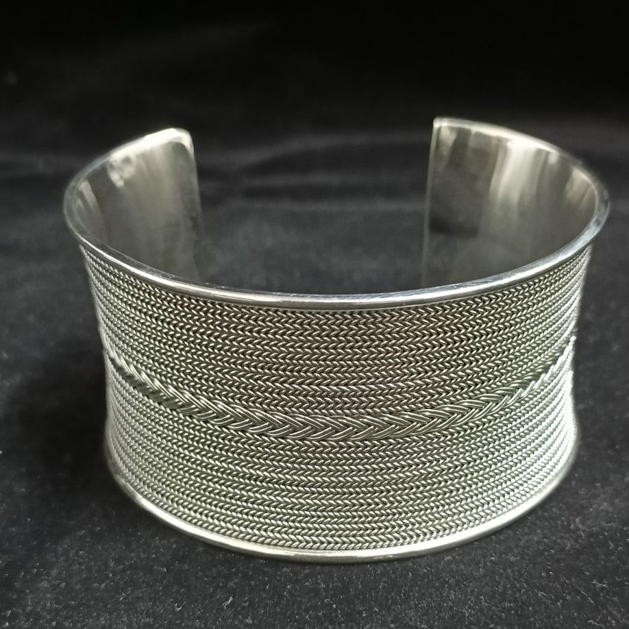 Single hand silver bangle
