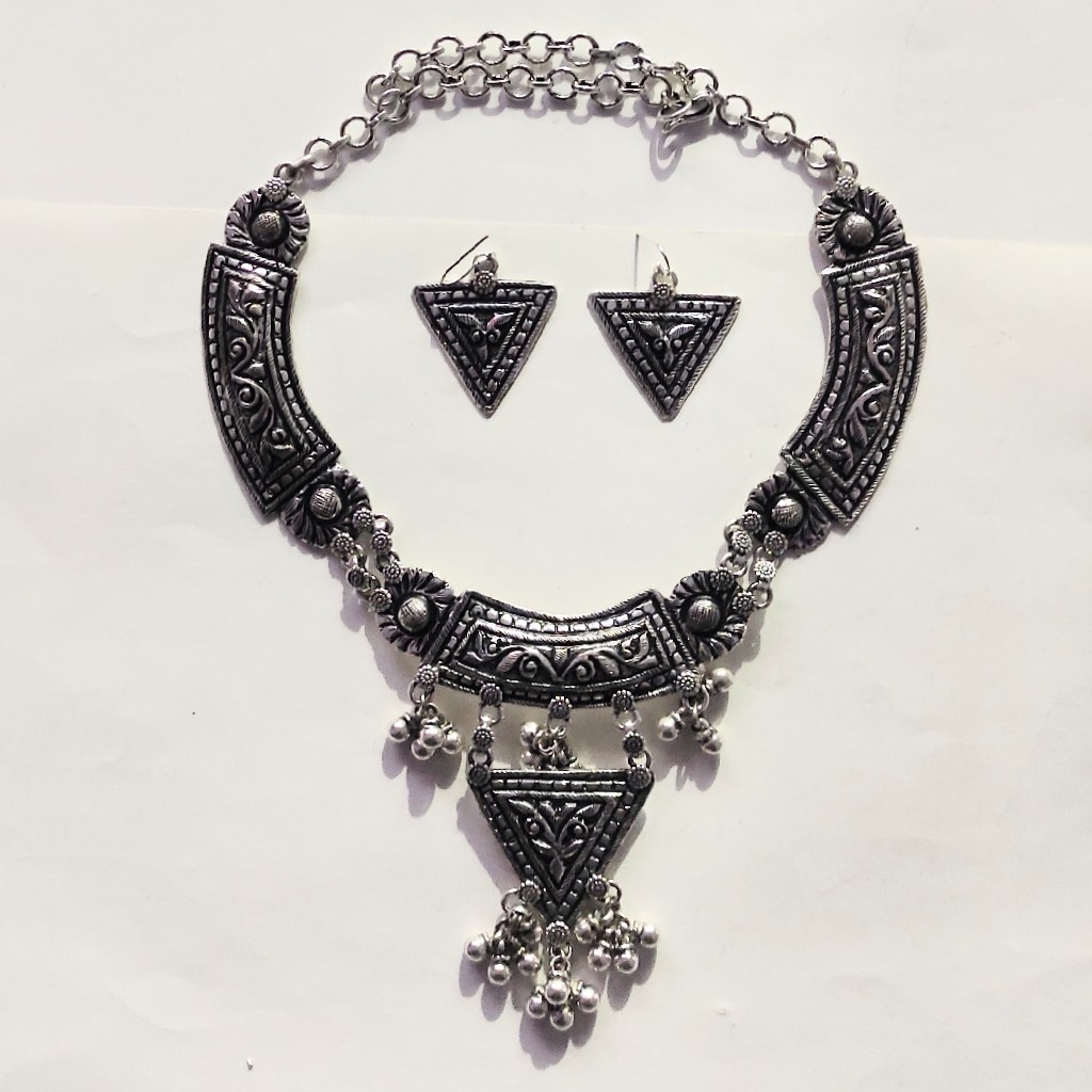SILVER NECKLACE