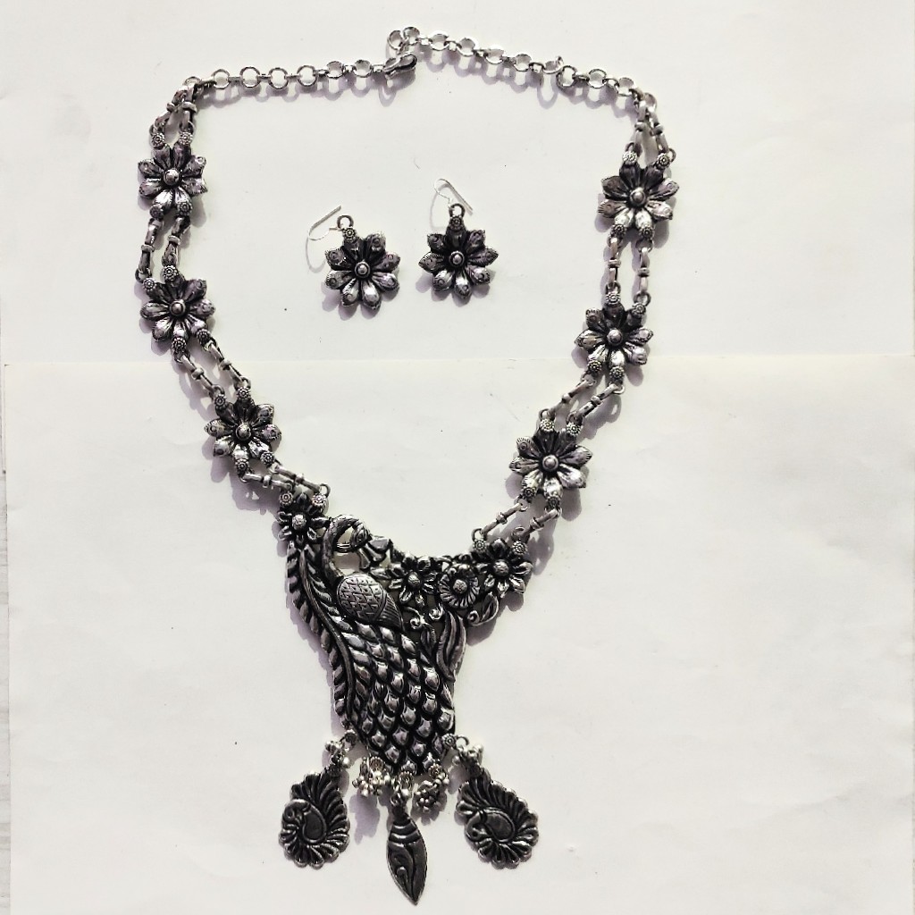 SILVER NECKLACE