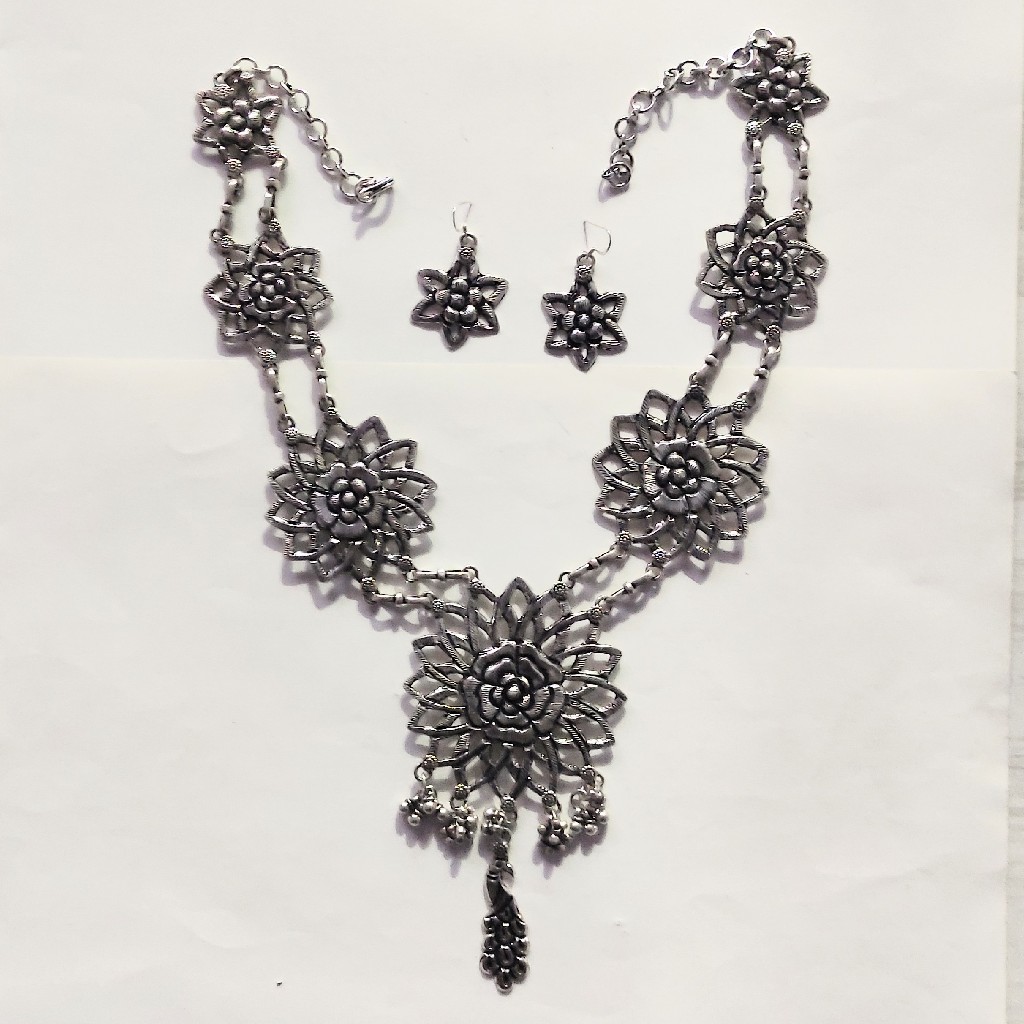 SILVER NECKLACE