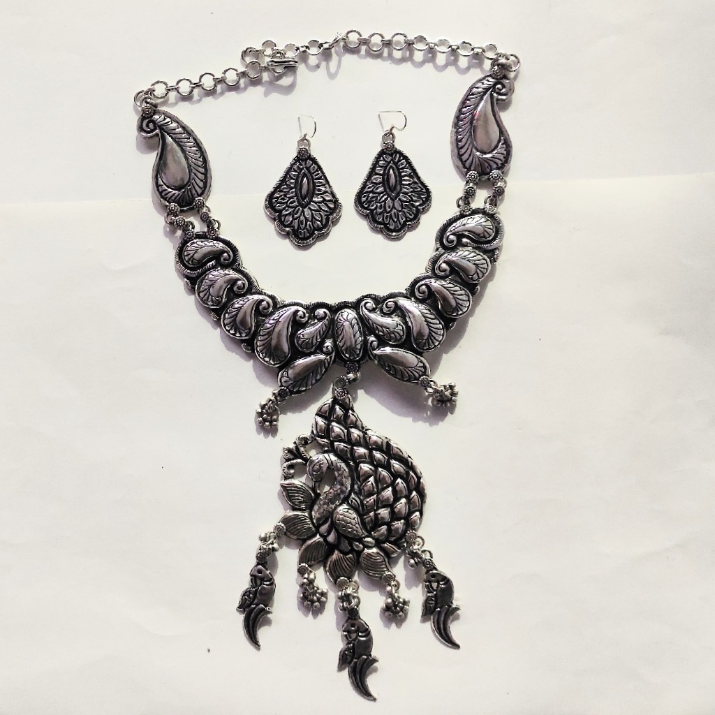 SILVER NECKLACE