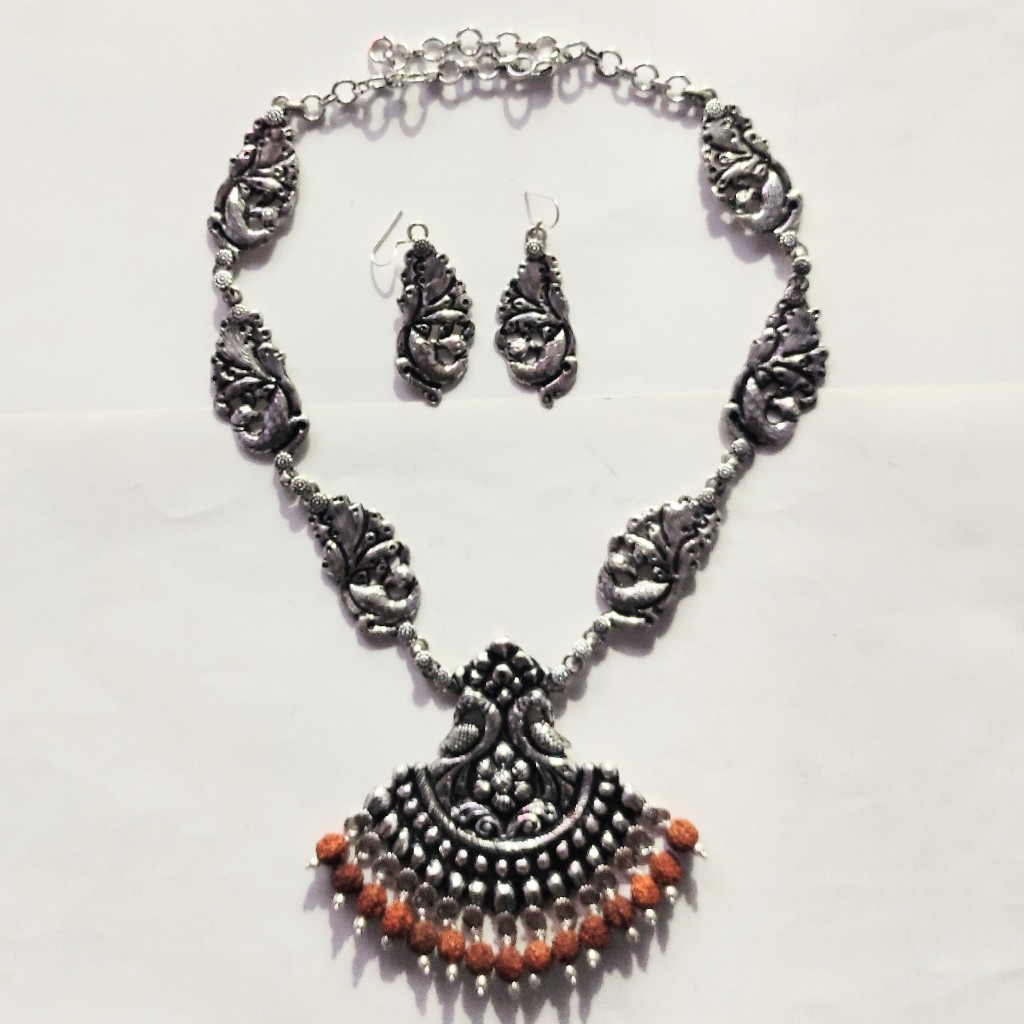 SILVER NECKLACE