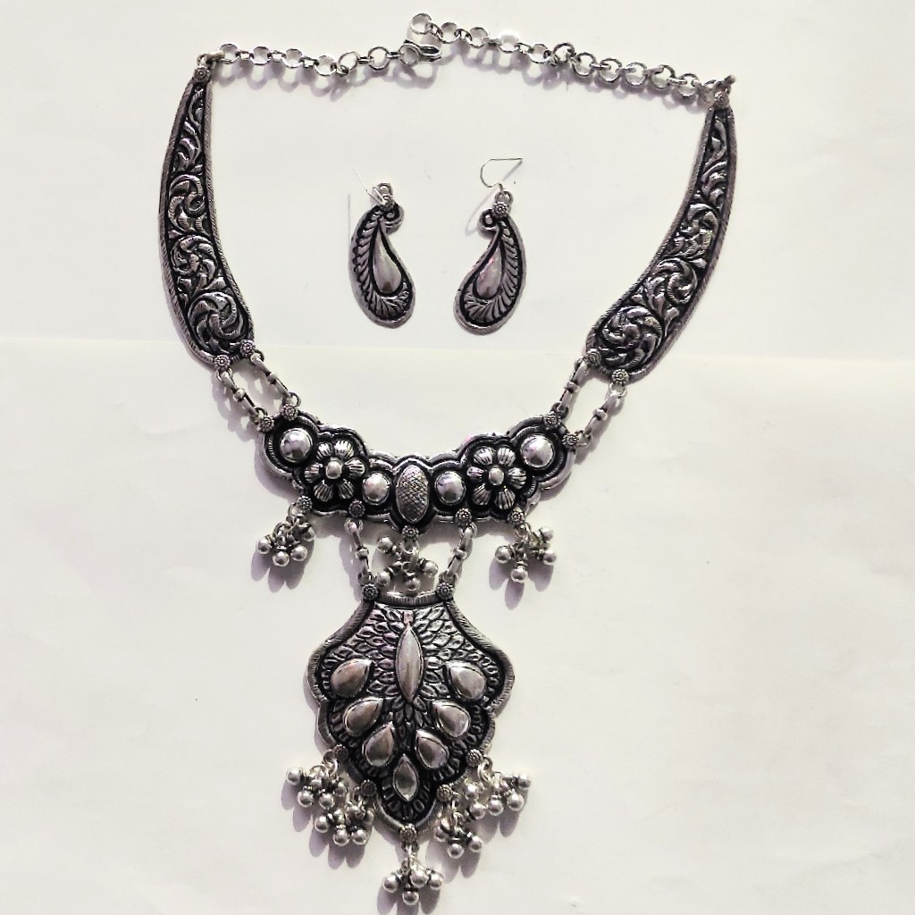 SILVER NECKLACE
