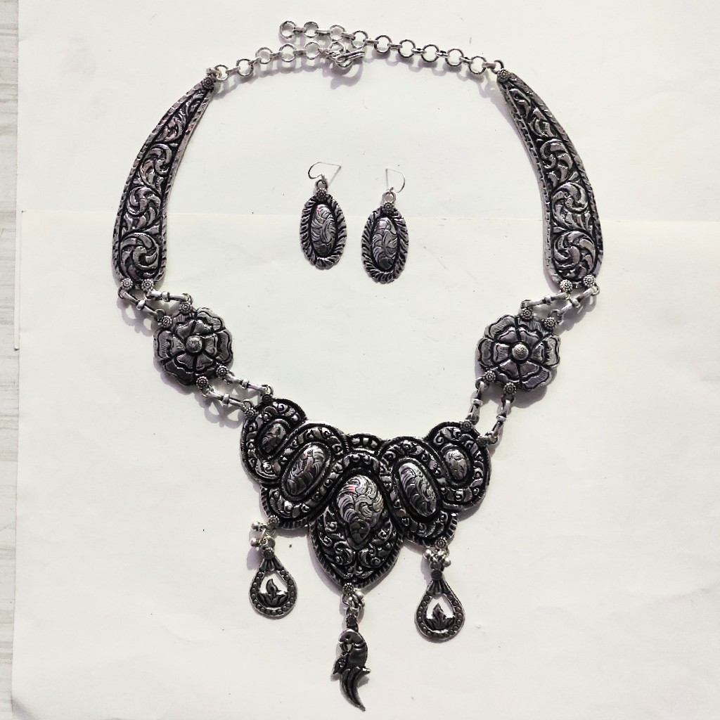 SILVER NECKLACE