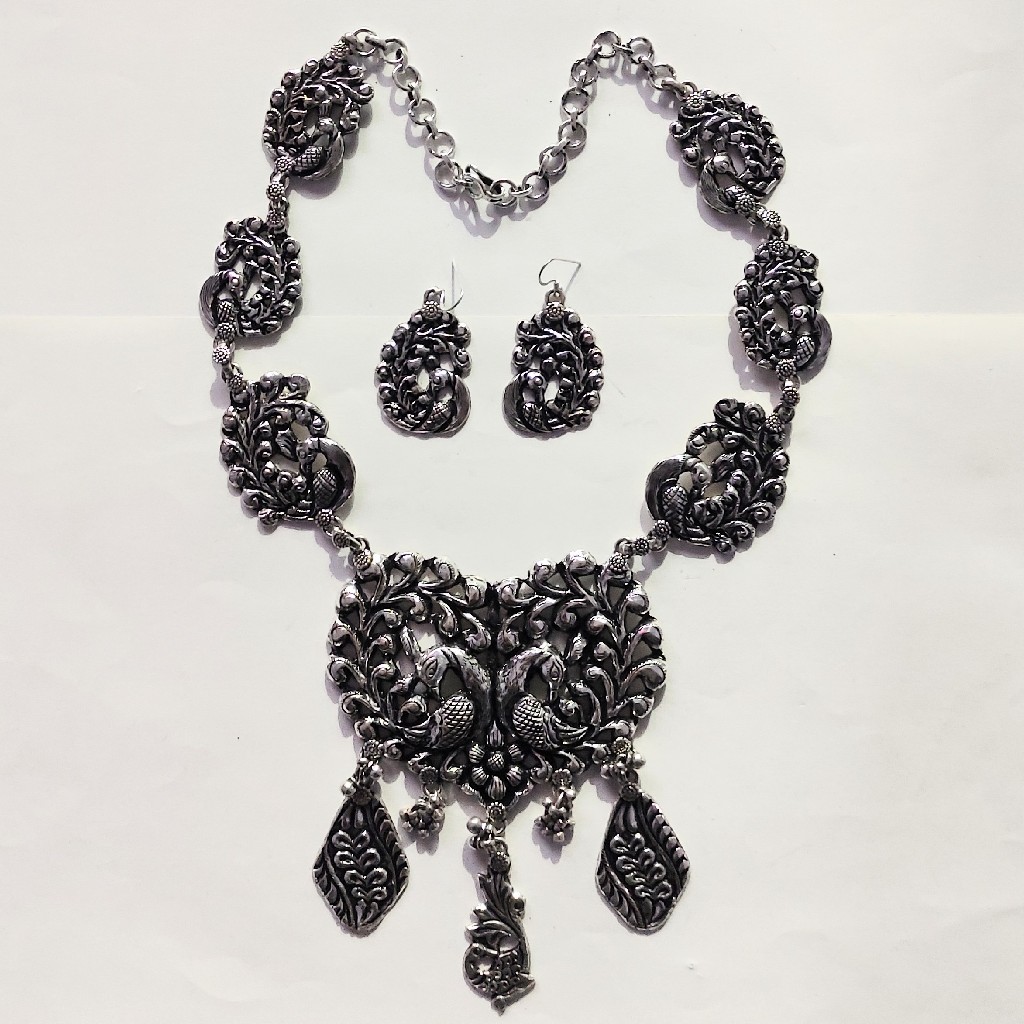 SILVER NECKLACE