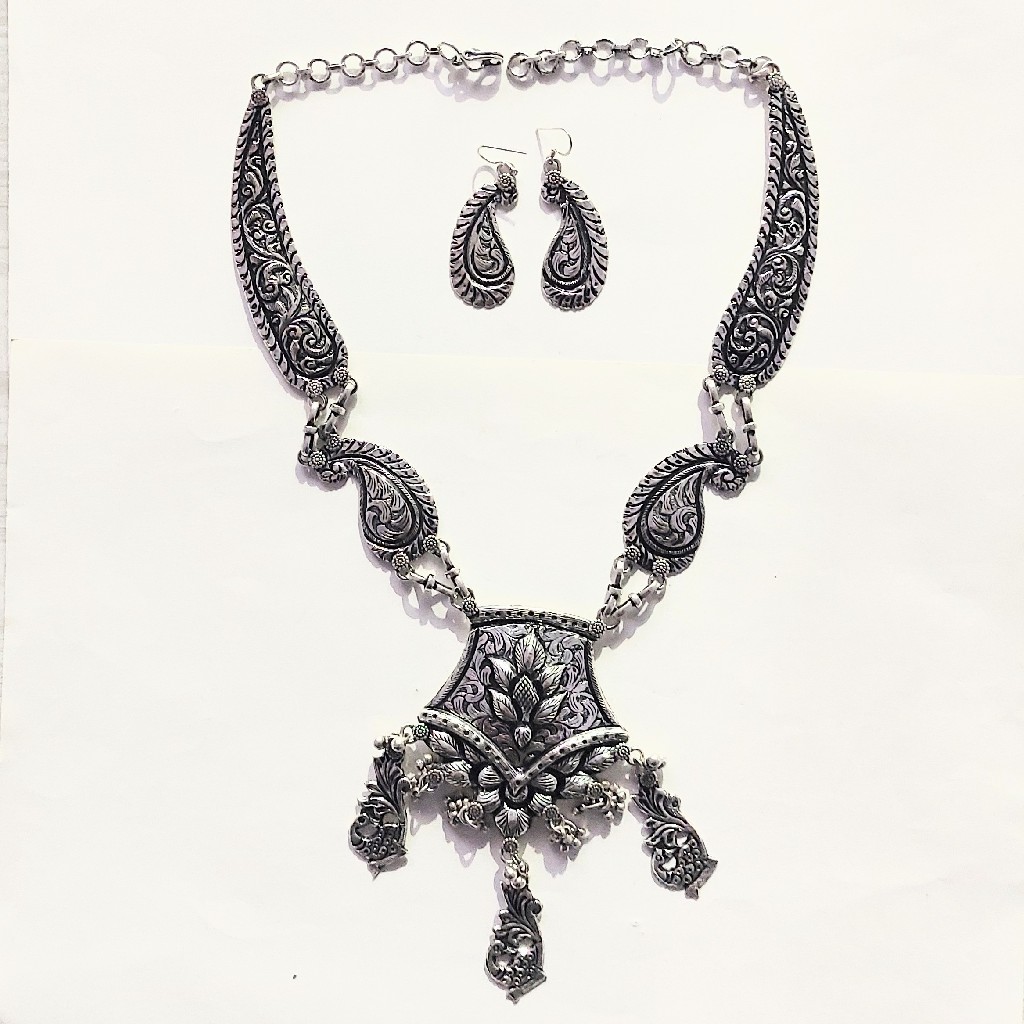 SILVER NECKLACE