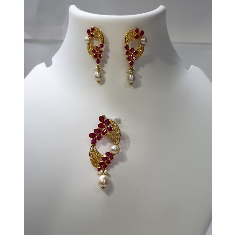18k gold designer light weight pendant set with ruby stone
