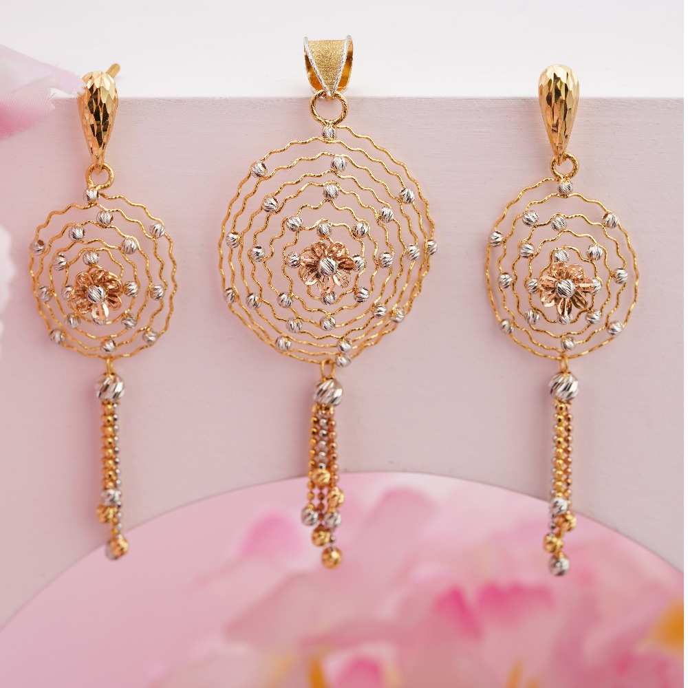 Gold fine design pendant set
