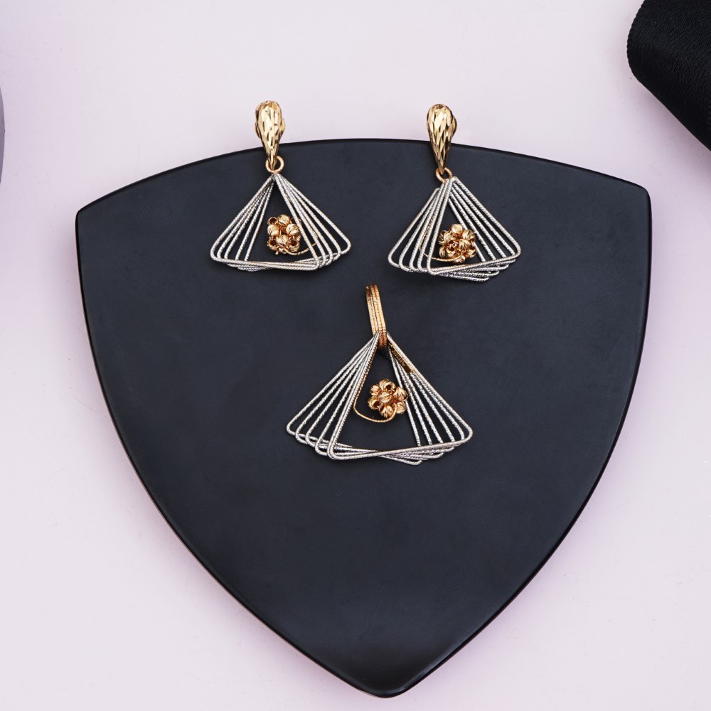 Gold Elegant Design Pendant Set