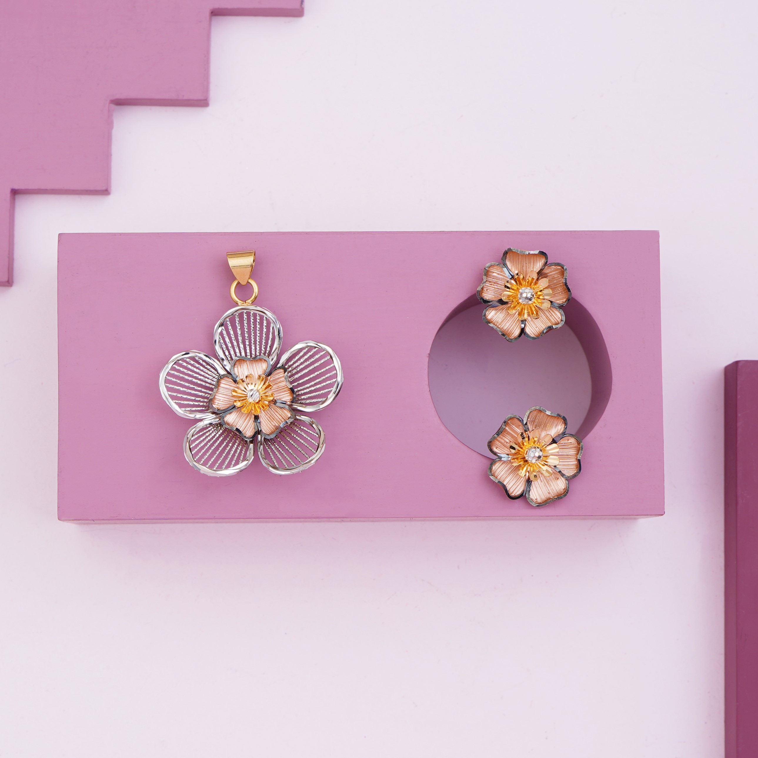 Gold Classy Design Pendant Set
