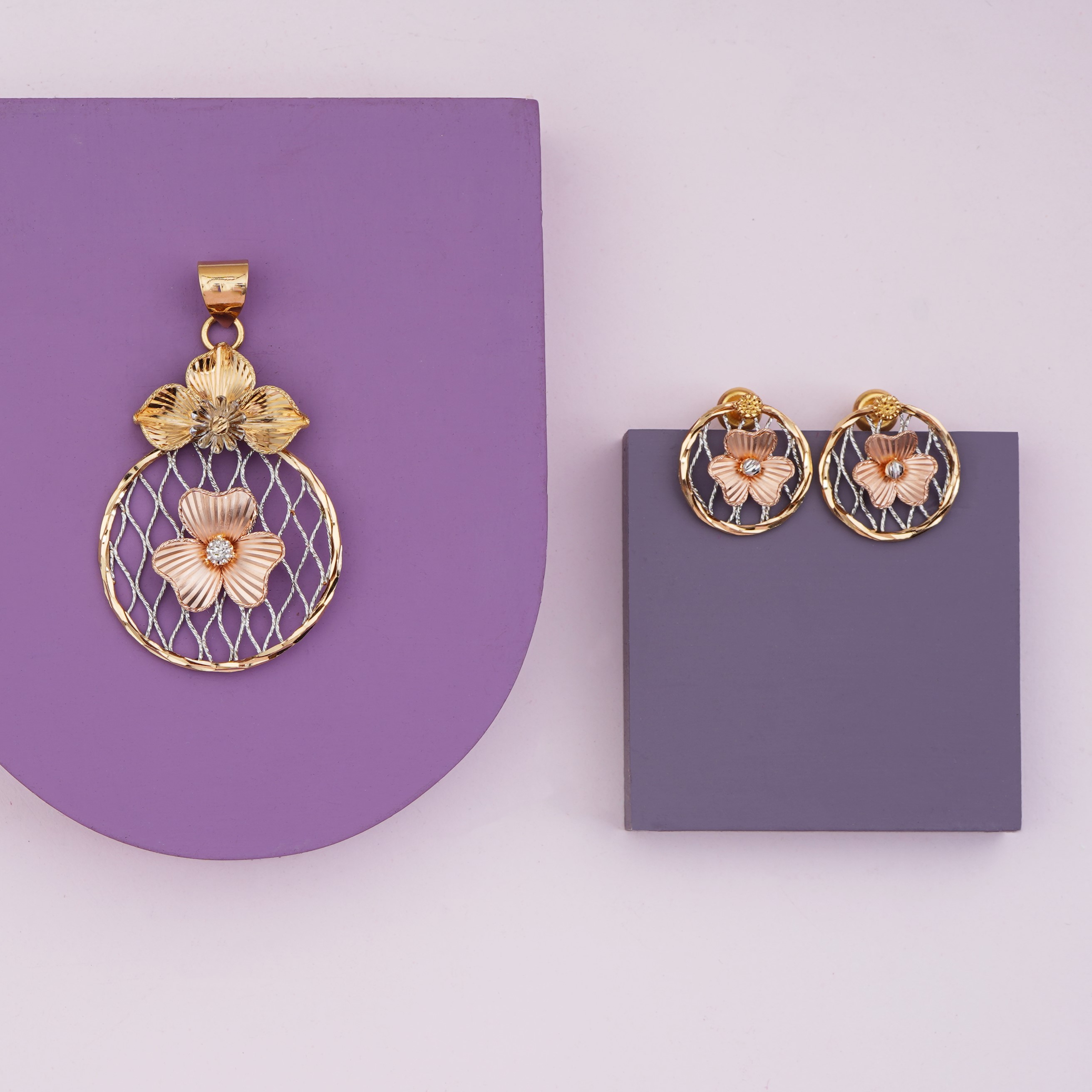Gold Unique Design Pendant Set