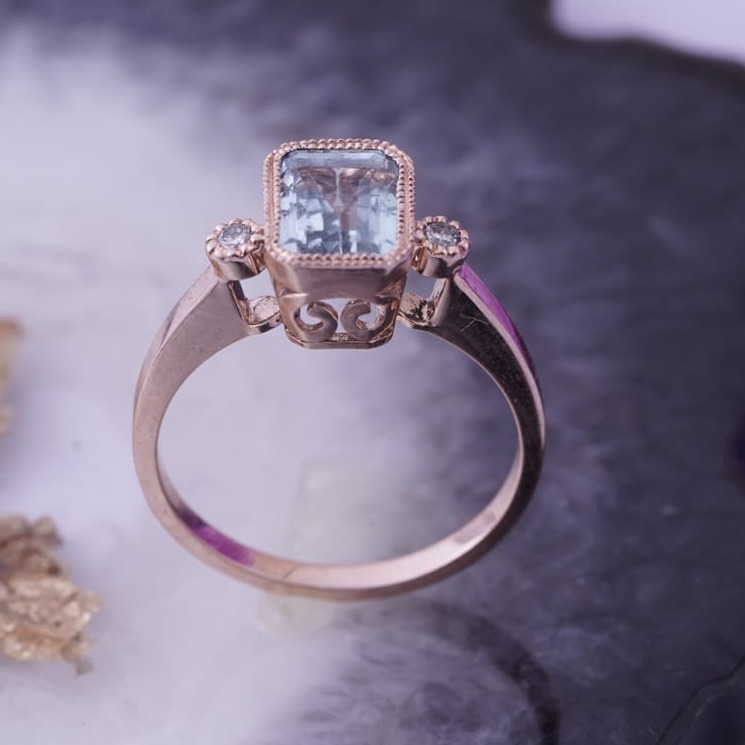 18kt blue topaz ring