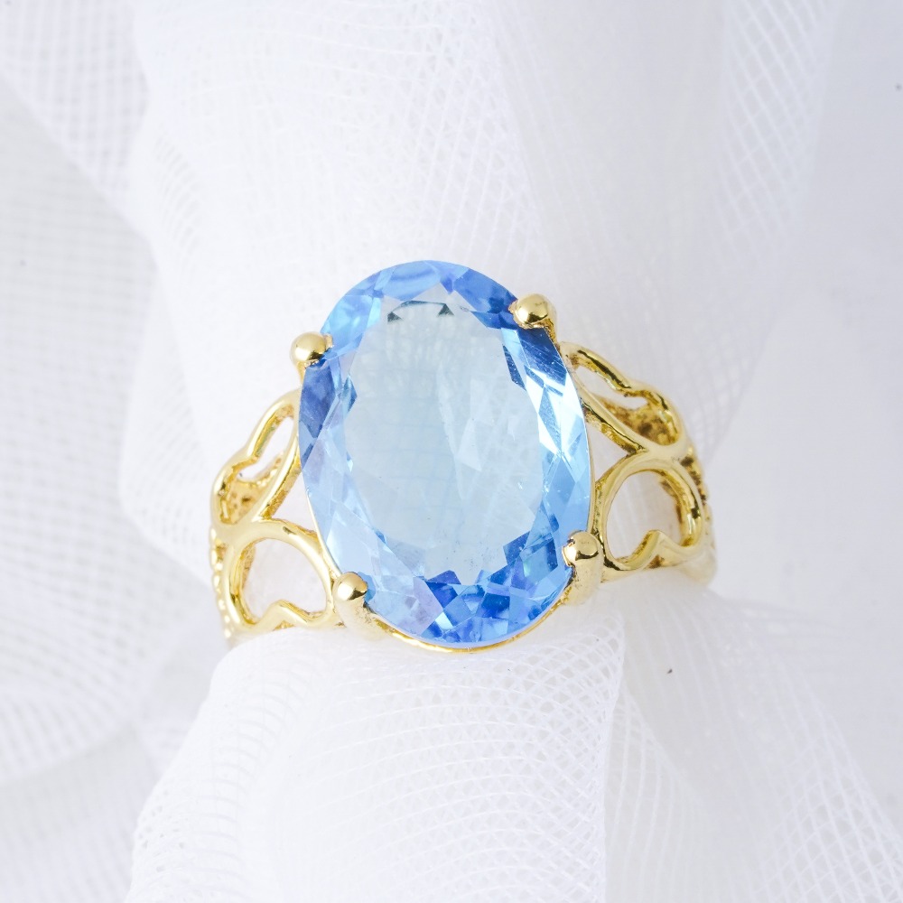 18kt yellow gold blue topaz ring