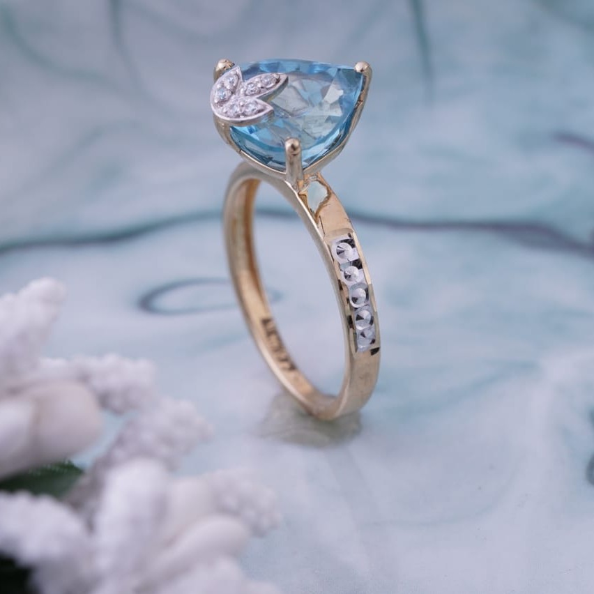 18K Blue Topaz Ring