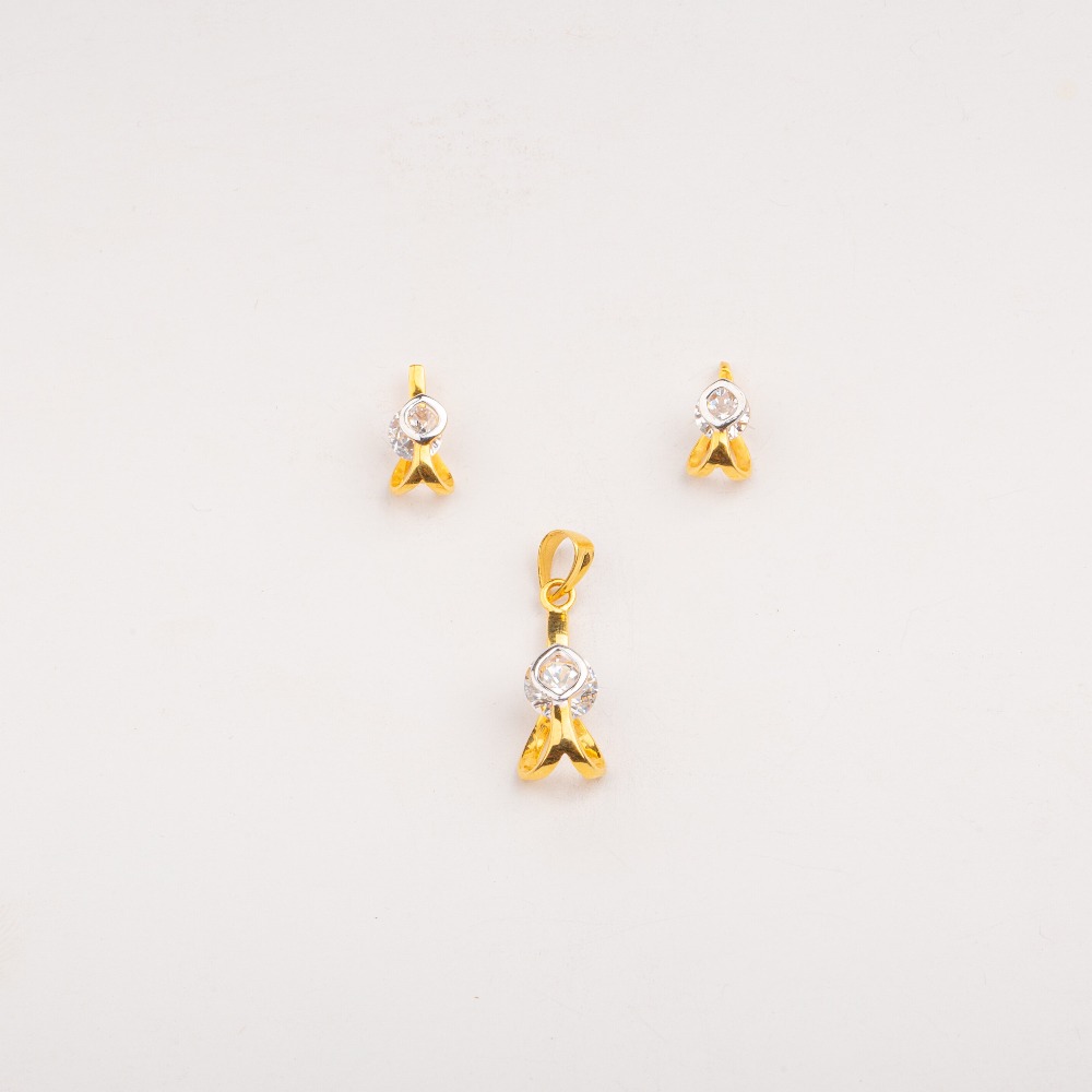 Stylish 18ct Stone Studded Pendant Set