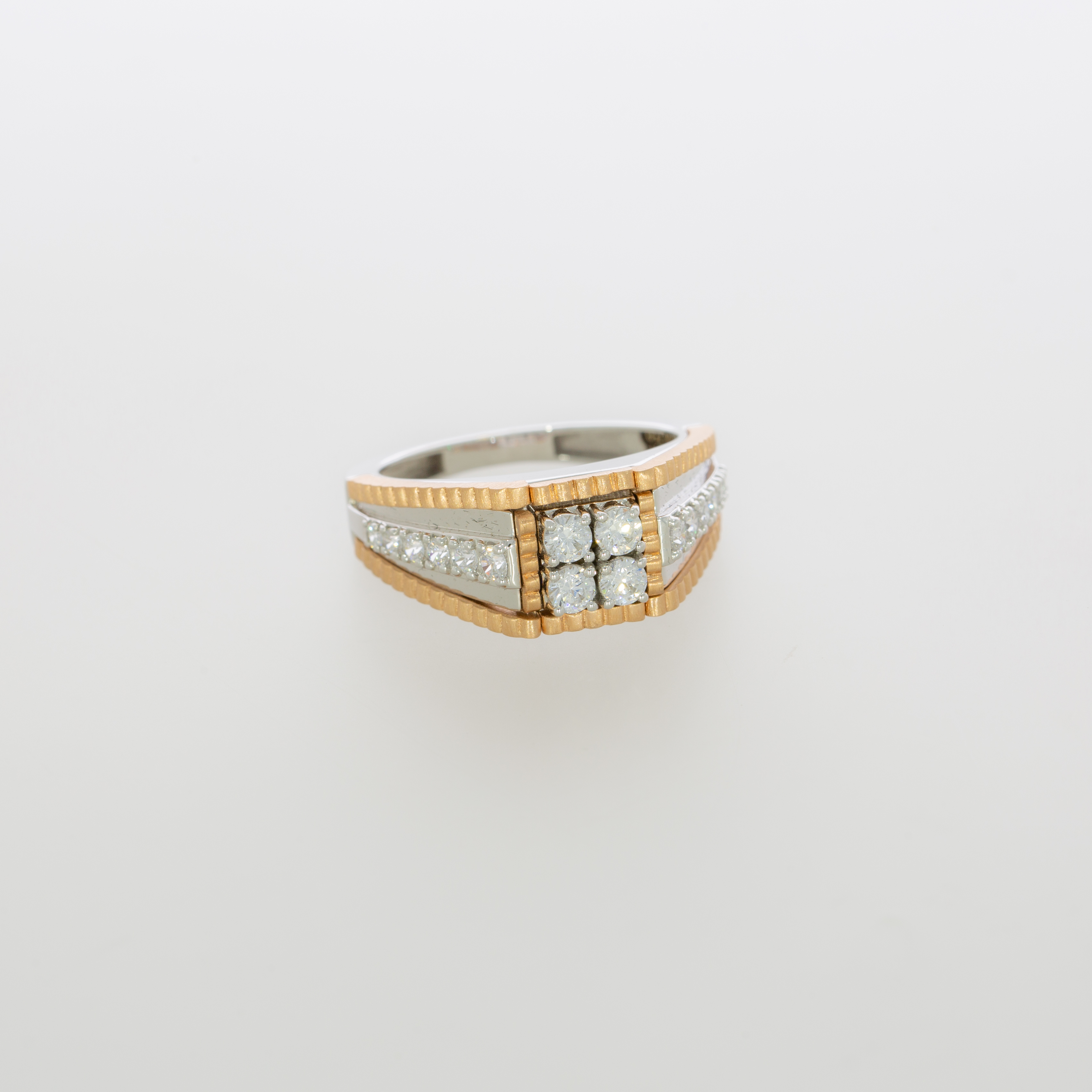 Stone studded 18kt ring design