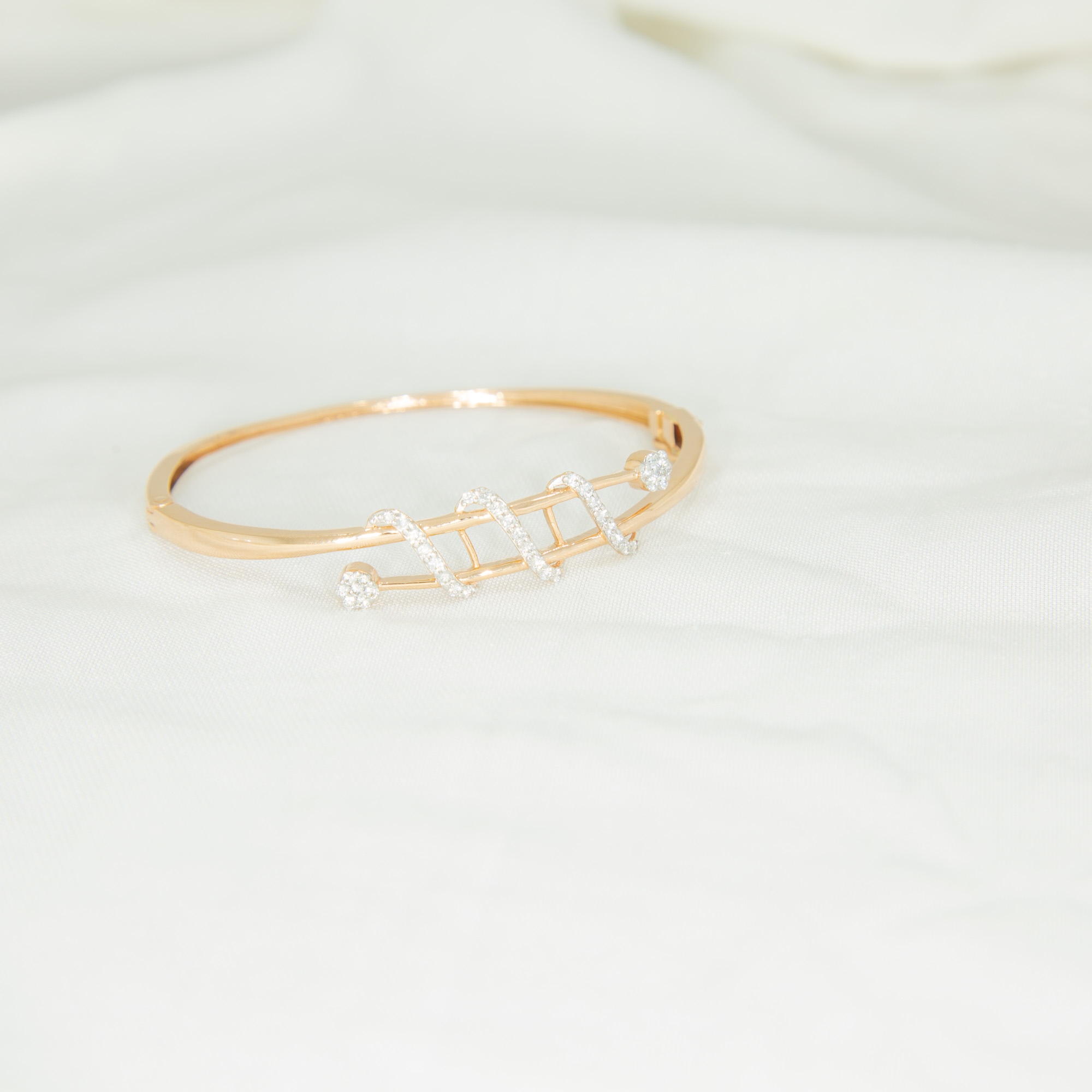 Luxurious Loop Design 14ct Diamond Bracelet