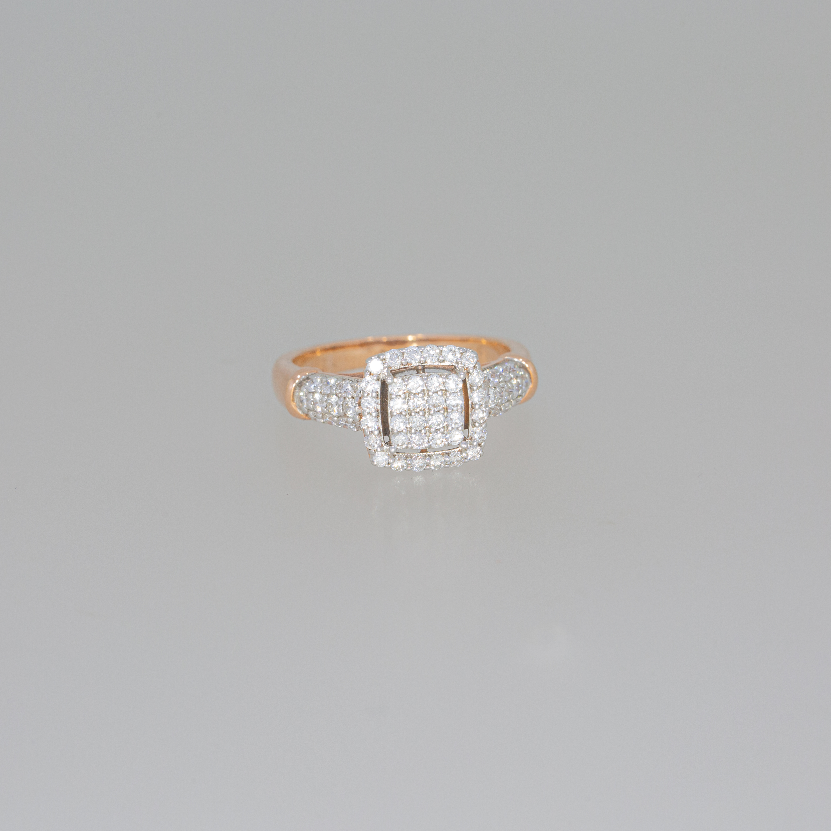 Fabulous 14kt Diamond Finger Ring