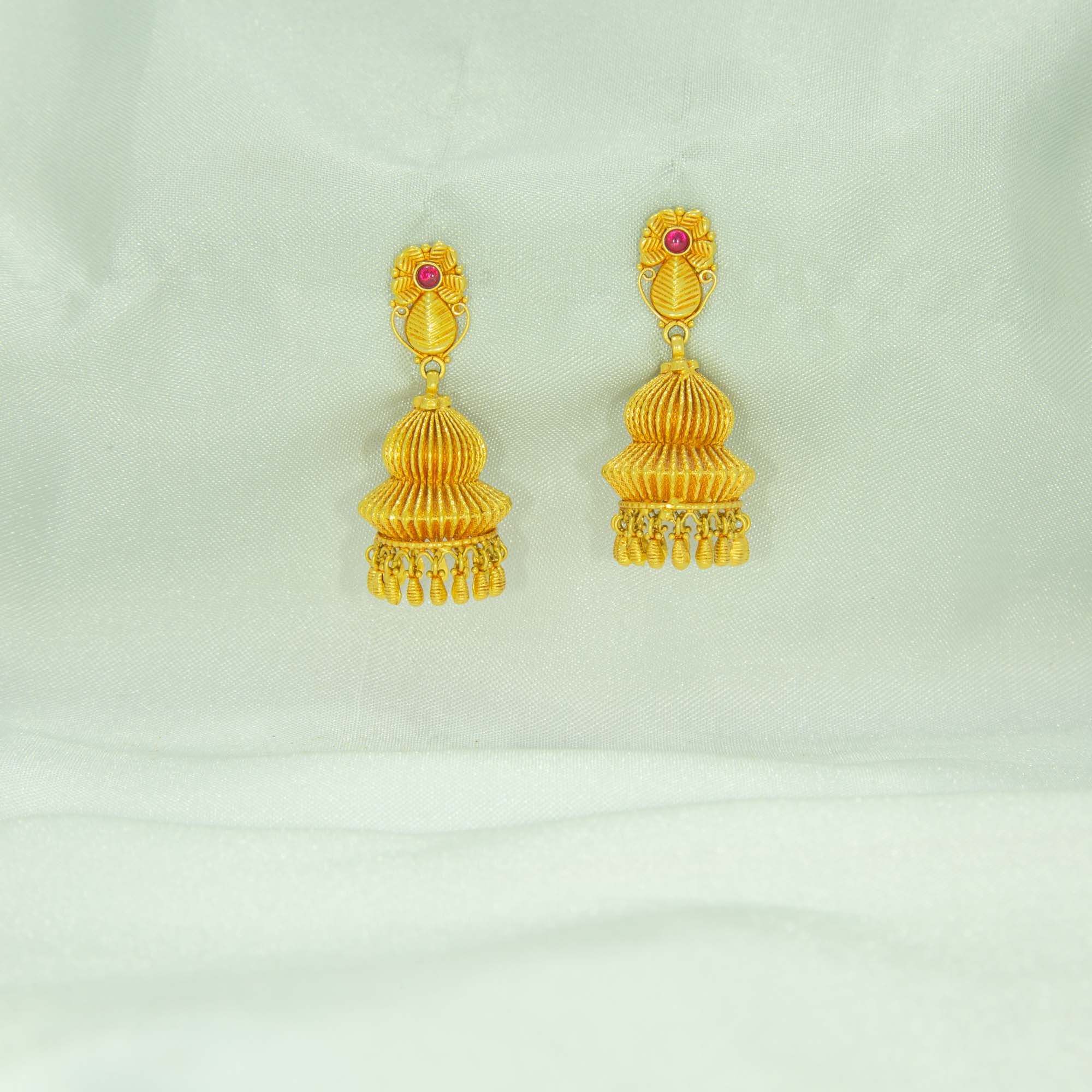 Impressive 22kt gold jhumka design