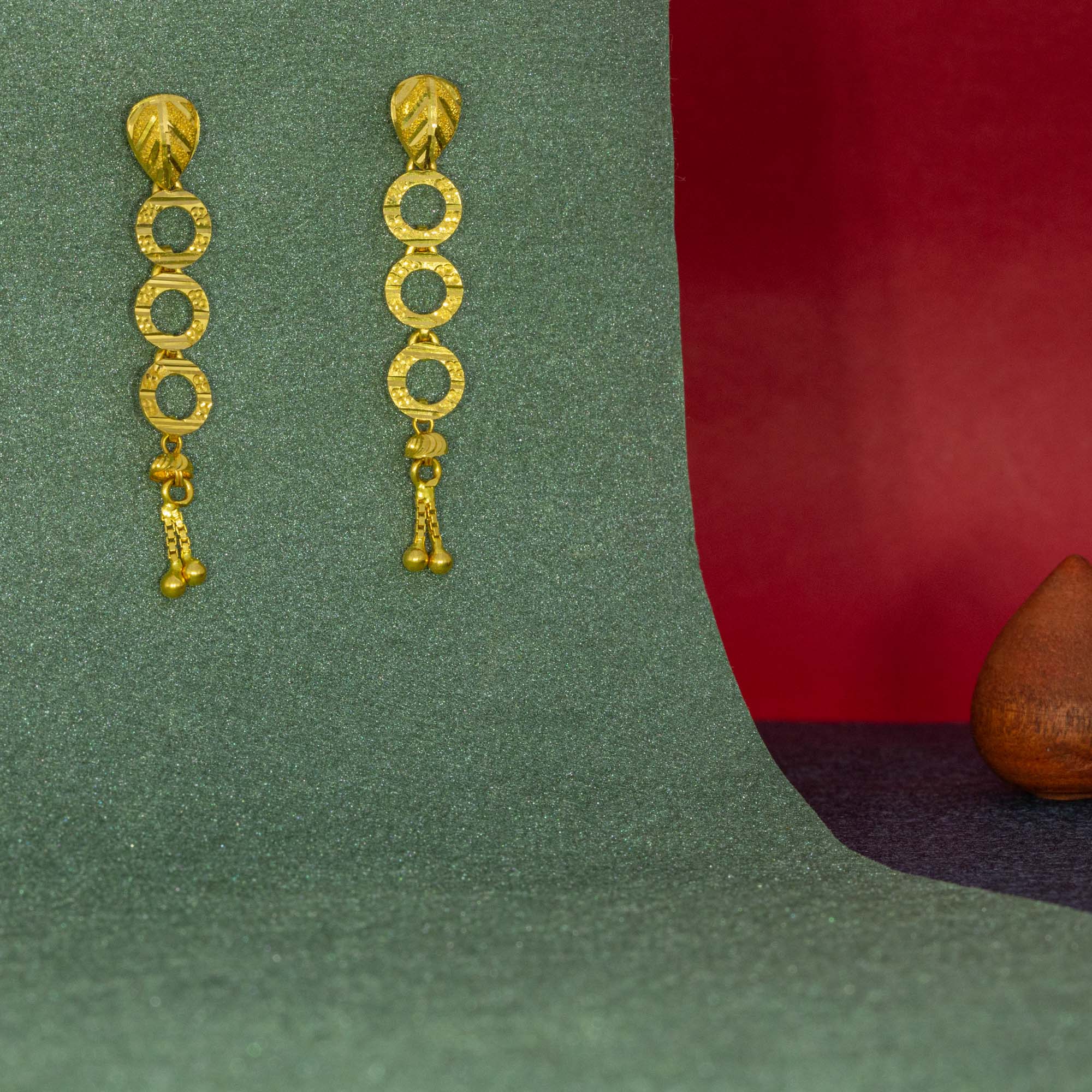 Dazzling 22kt gold earrings