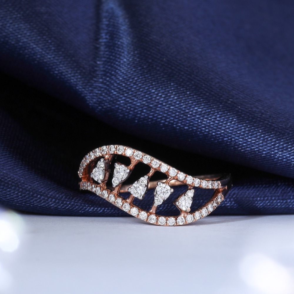 18kt stunning rose gold triangular diamonds finger ring