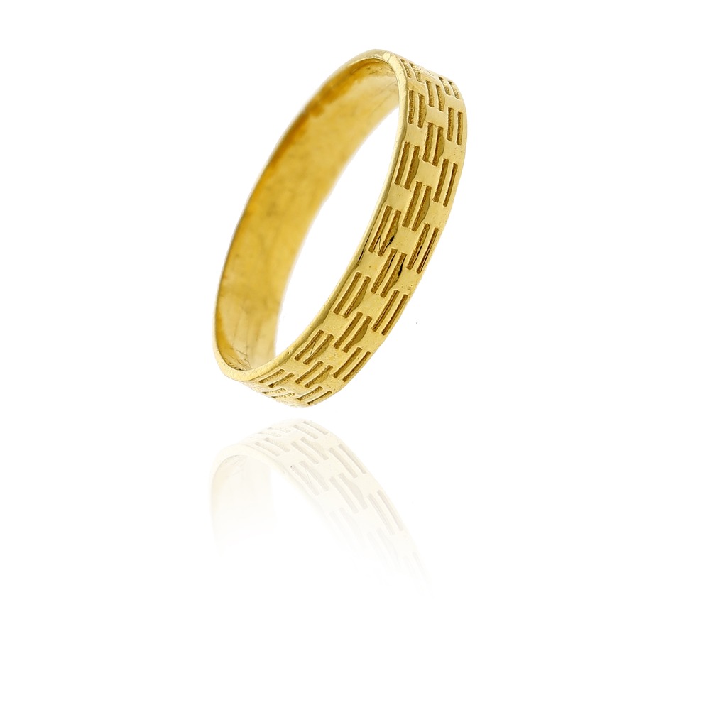Simple gold band ring
