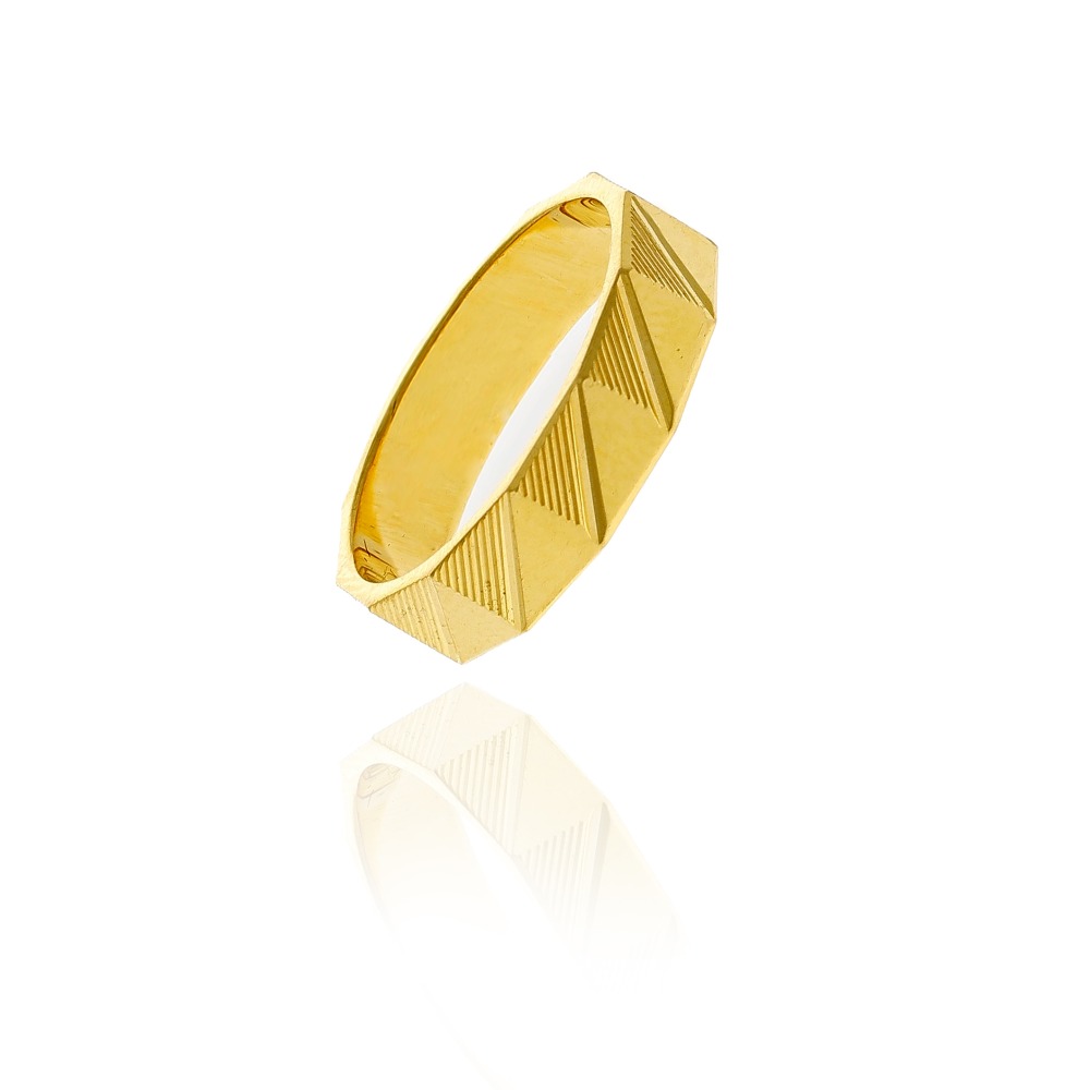 Gold band ring