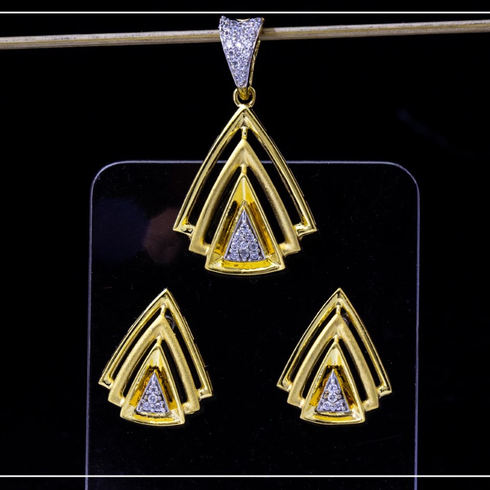 18K Yellow Gold Triple Triangle Hallmarked Pendant Set