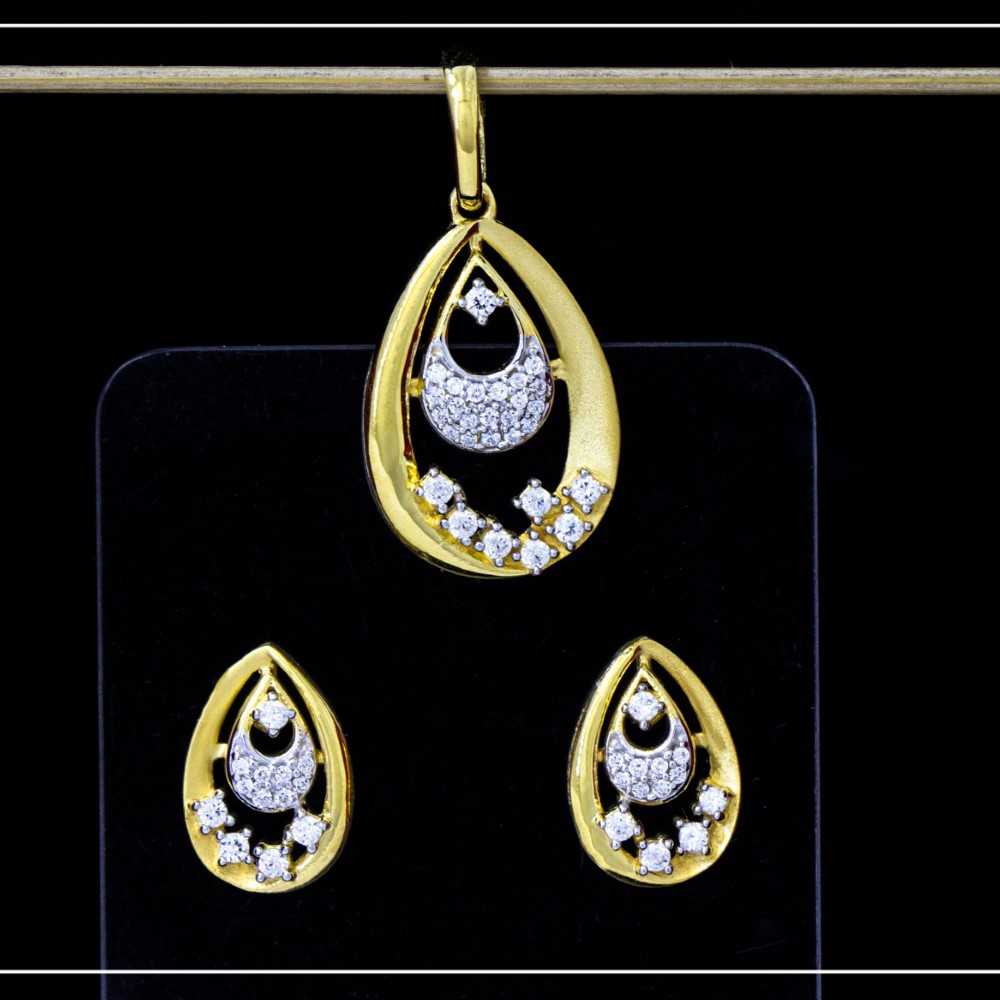 18K Yellow Gold Alluring Hallmarked Pendant Set