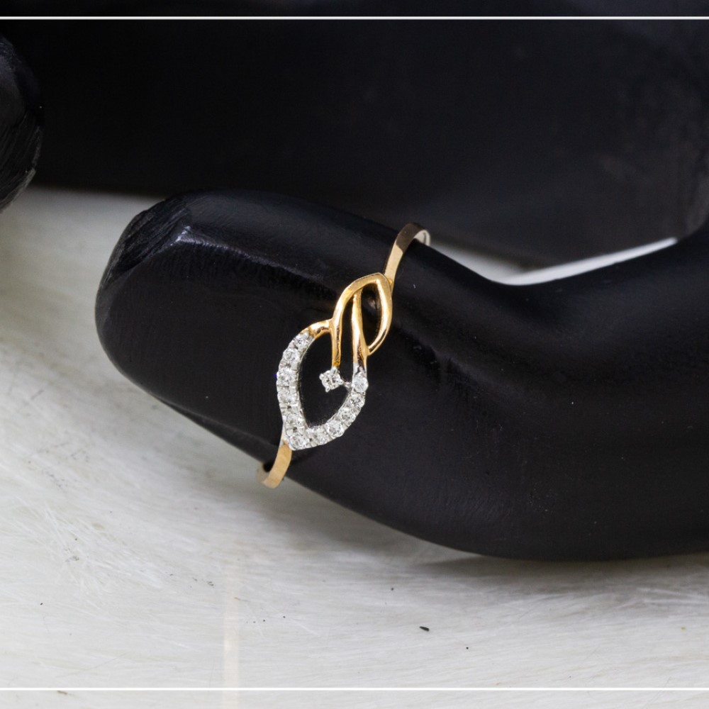 18K Yellow Gold Stylish Diamond Ring