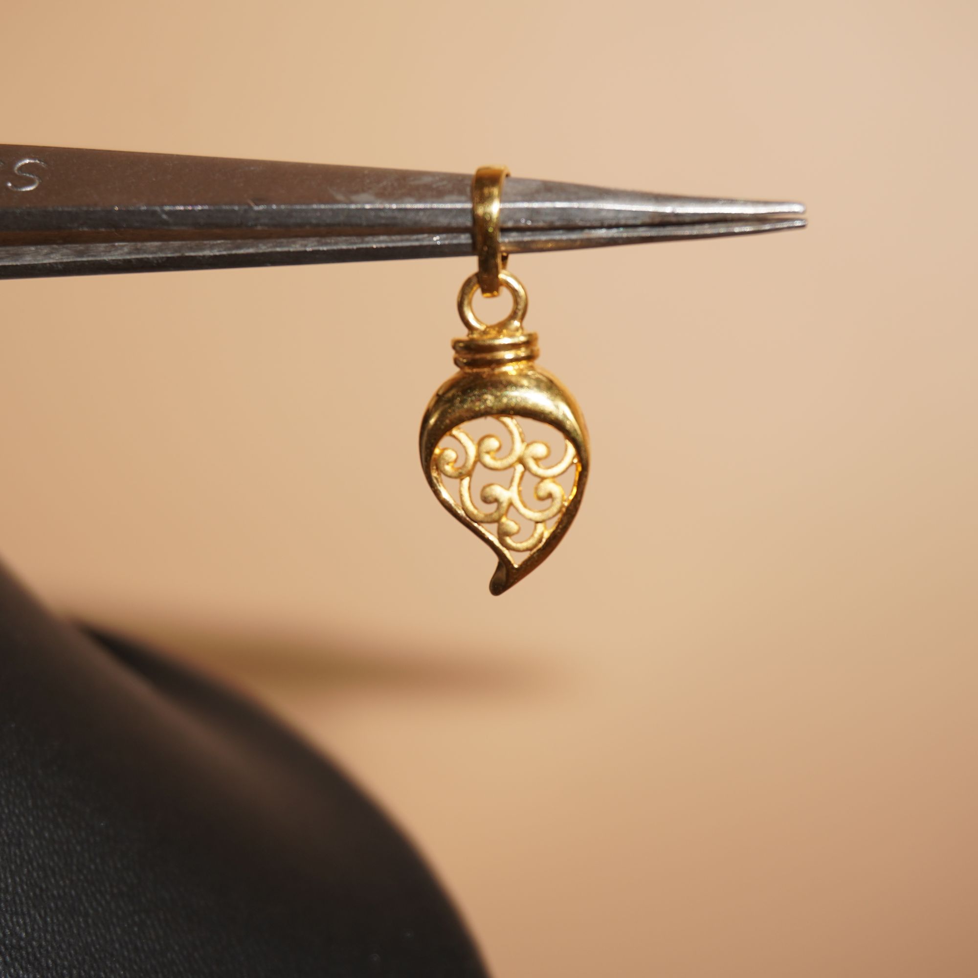 22k Gold Stunning Plain Pendant 65R180
