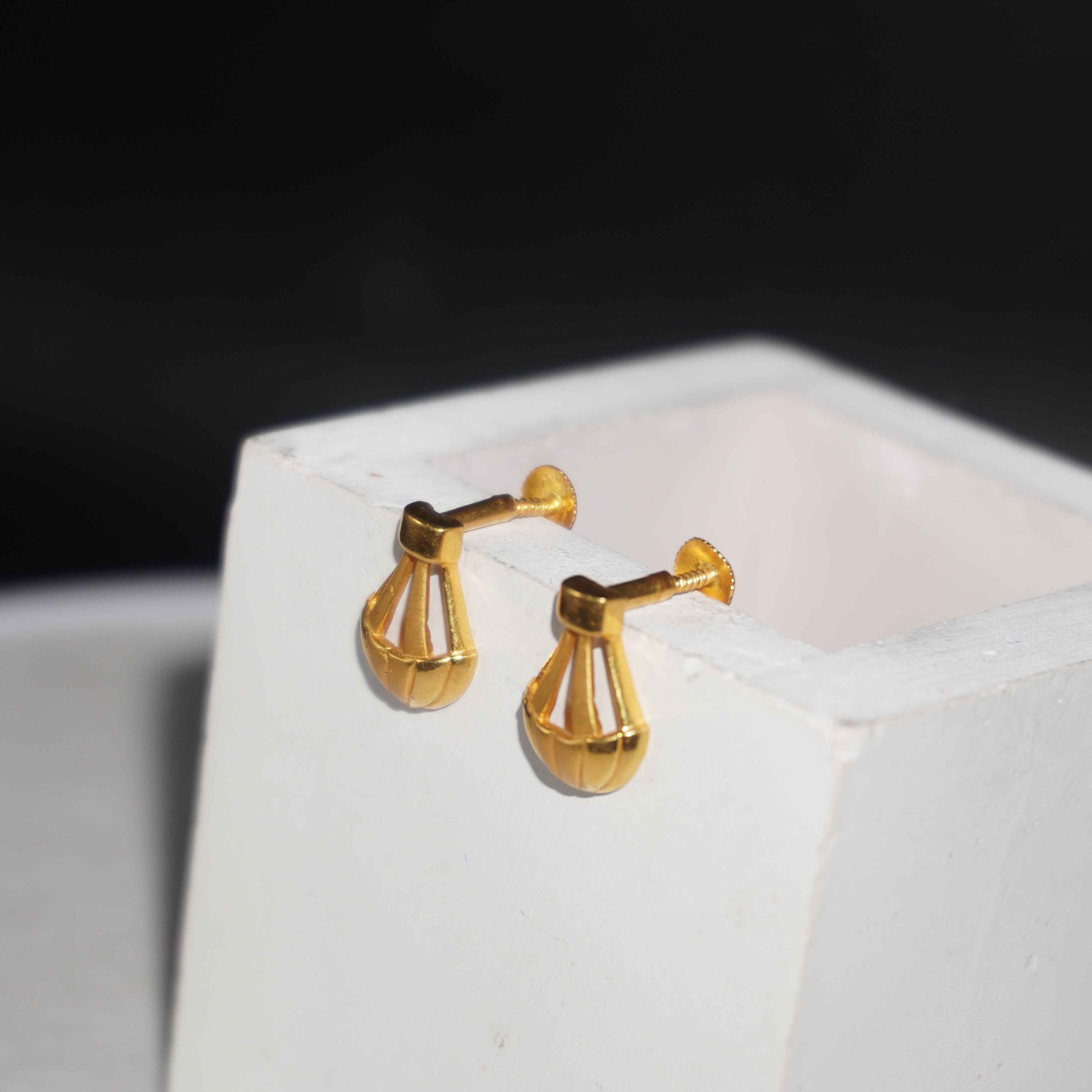 916 Gold Stylish Earrings