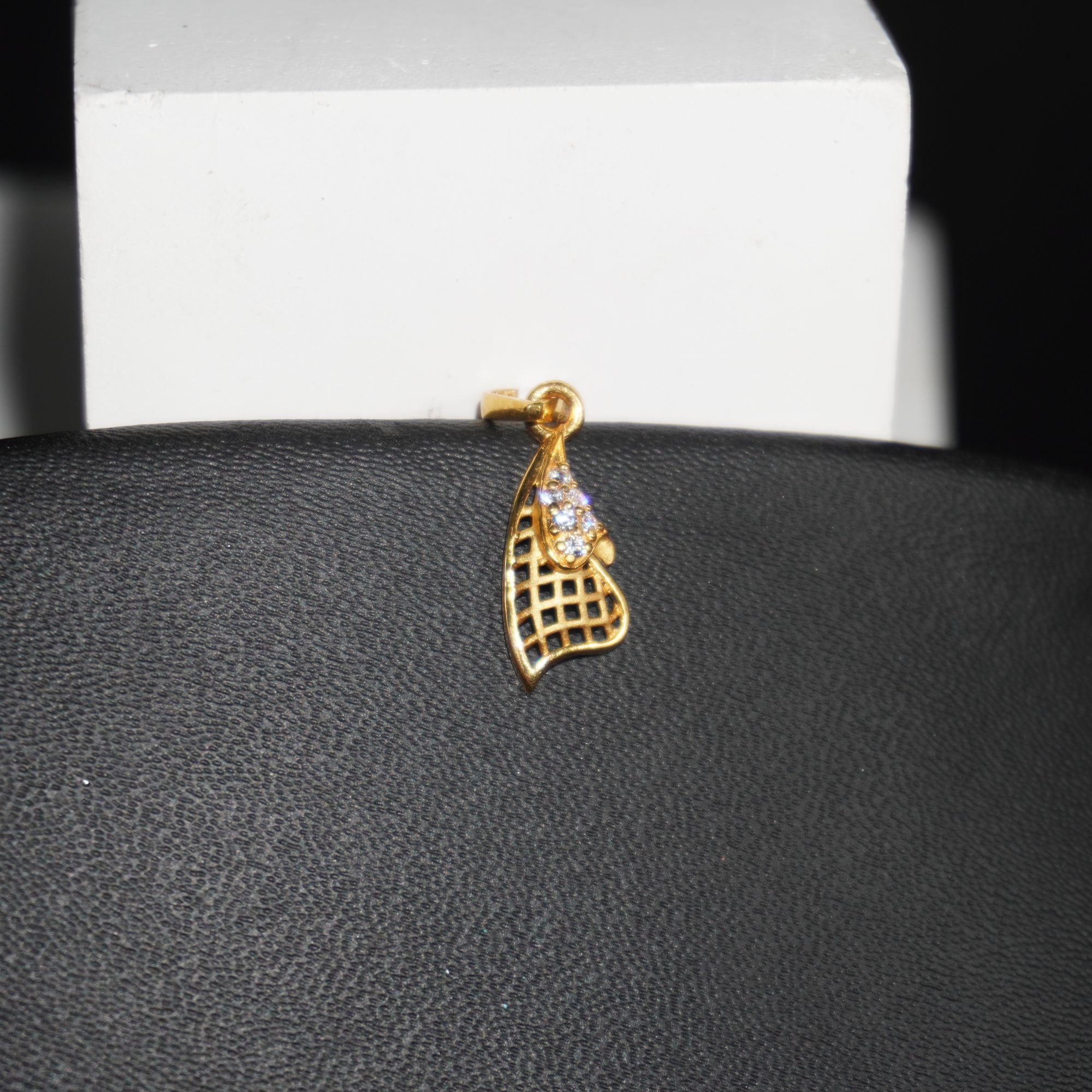 Gold Unique Plain Pendants 65R172