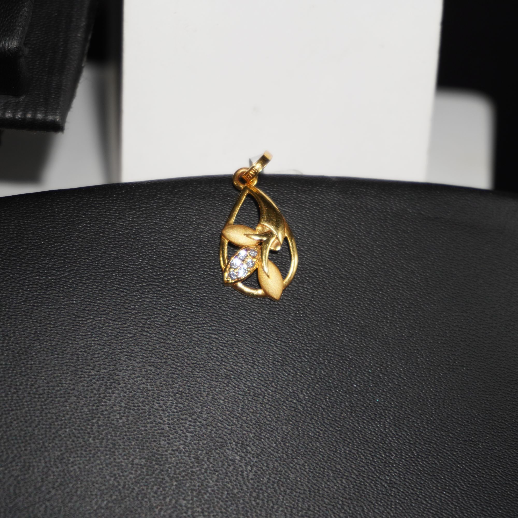 Gold Fancy Plain Pendants 65R189