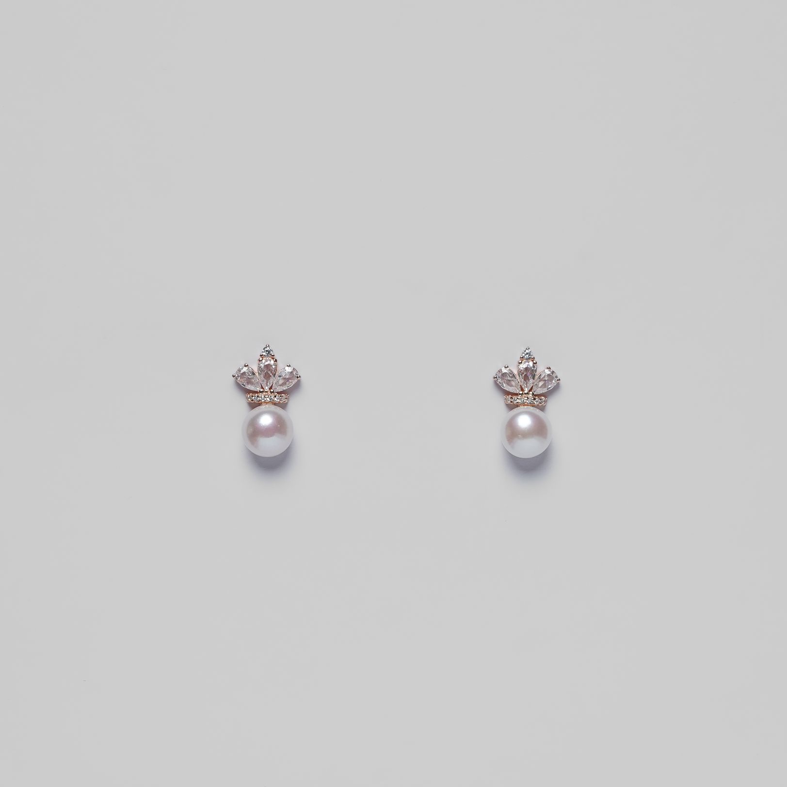 Rositaa Attractive Rose Gold Crown With Pearl Earring