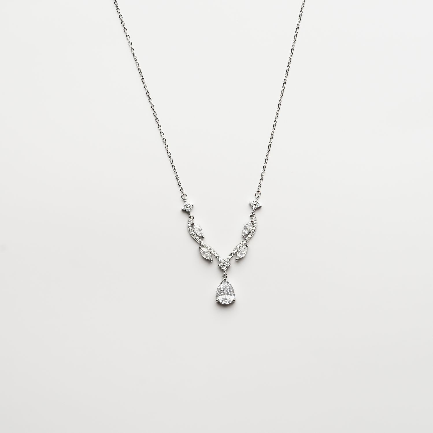 Silver elegant neckline with drop earrings