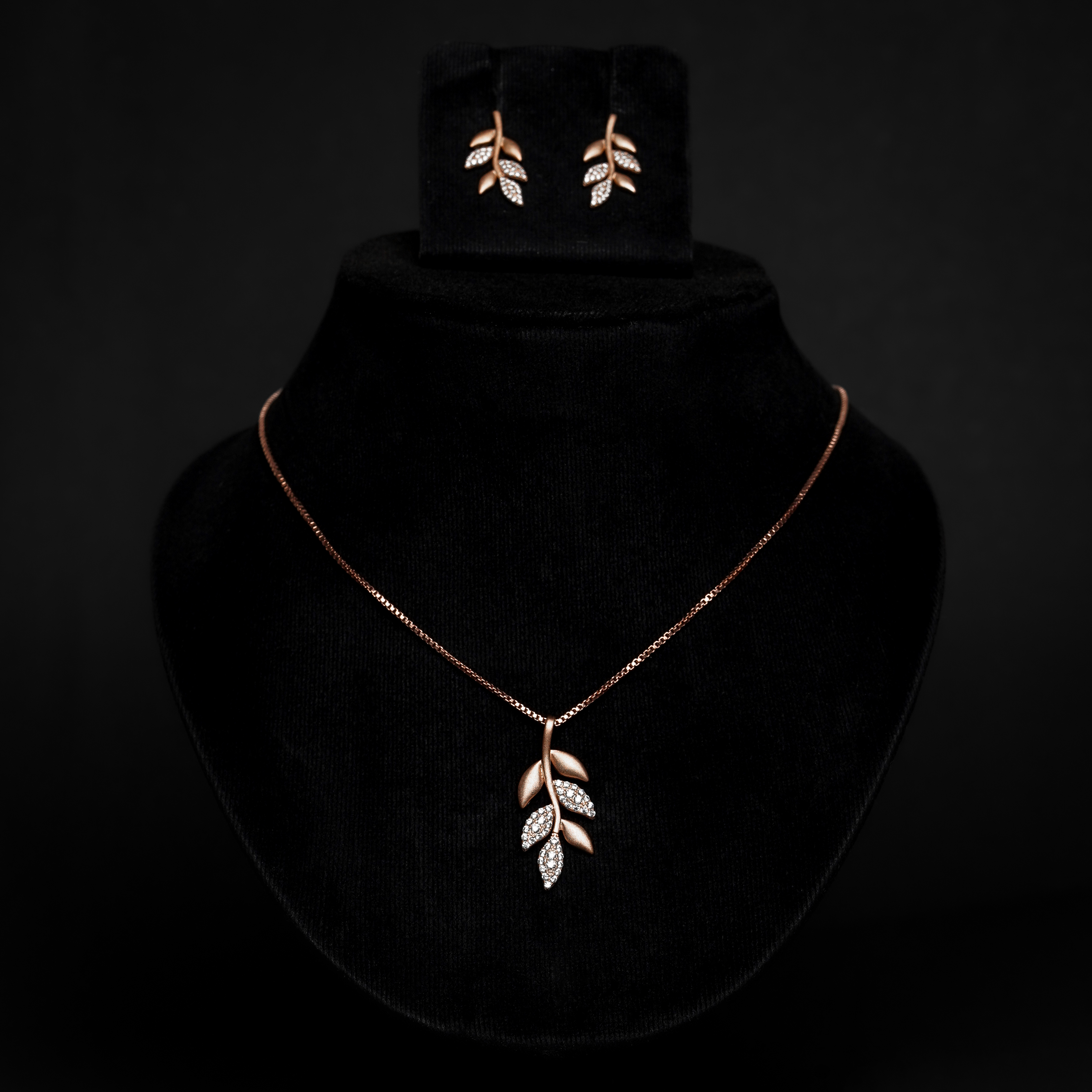 Rositaa Studded Leaf Pendant Set