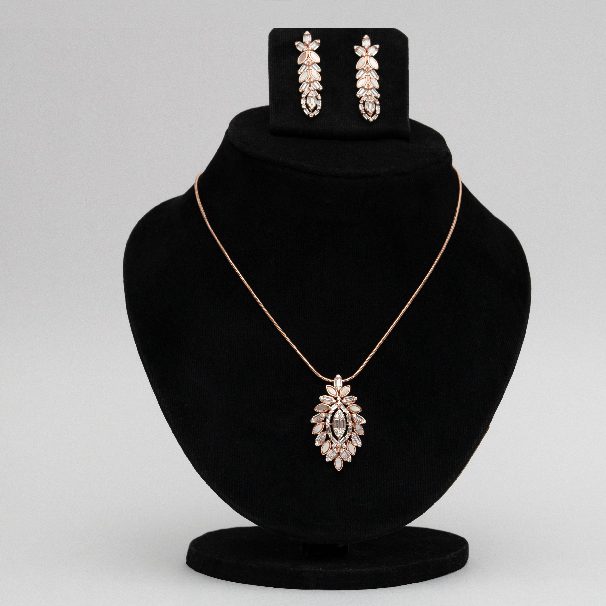 Rositaa Beautiful Leaves Pendant Set