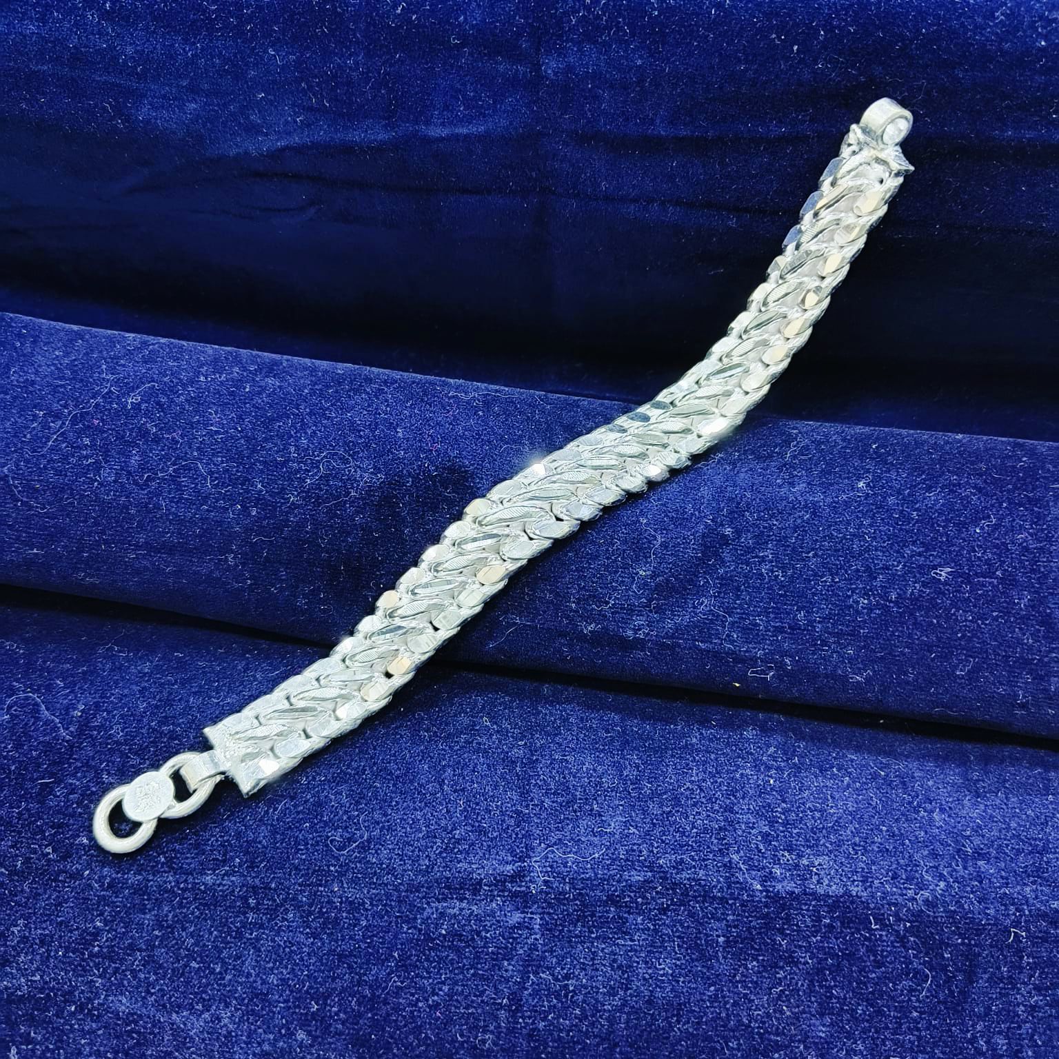 70 K Silver Modern Bracelet