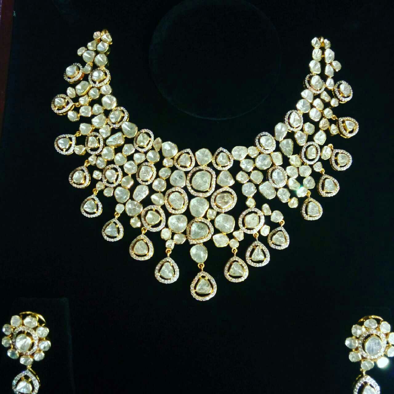Attractive Round Natural Diamonds Necklace Set