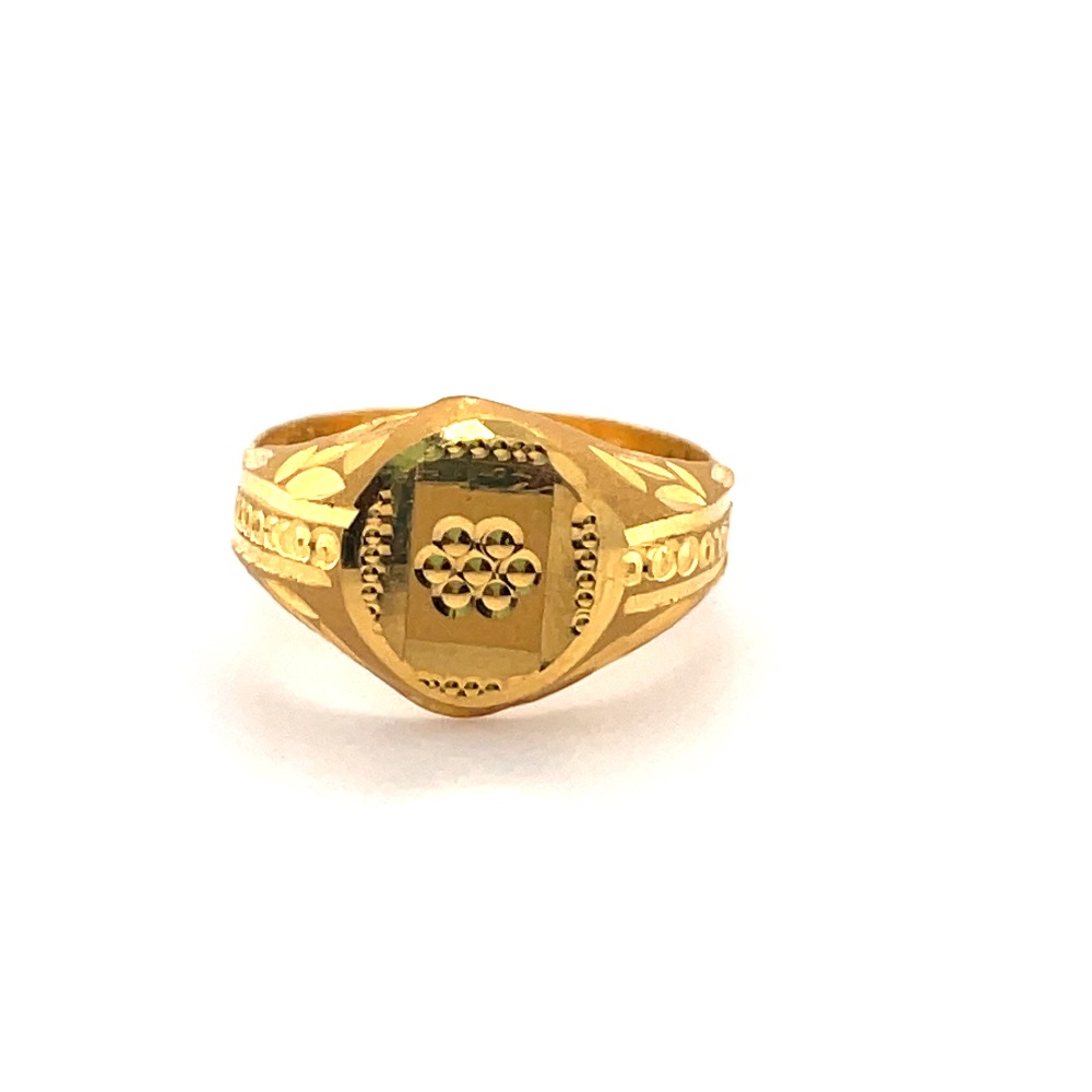 Regal gold ring